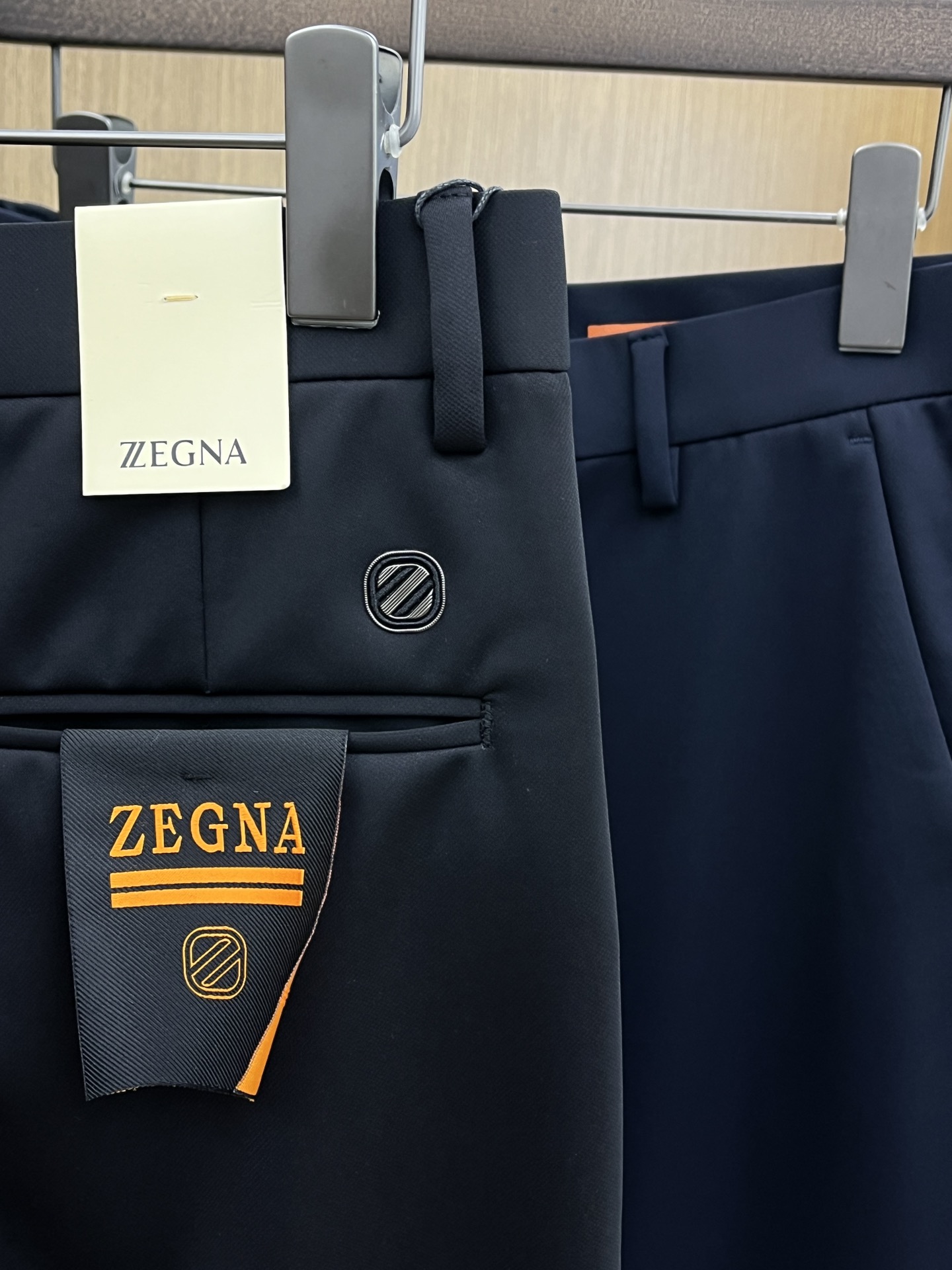 秋冬 ZZ 🔥🔥ss秋冬新品，官网同步有售，男士高端商务休闲西裤，高端进口面料，带弹力，后面采用硅胶字母