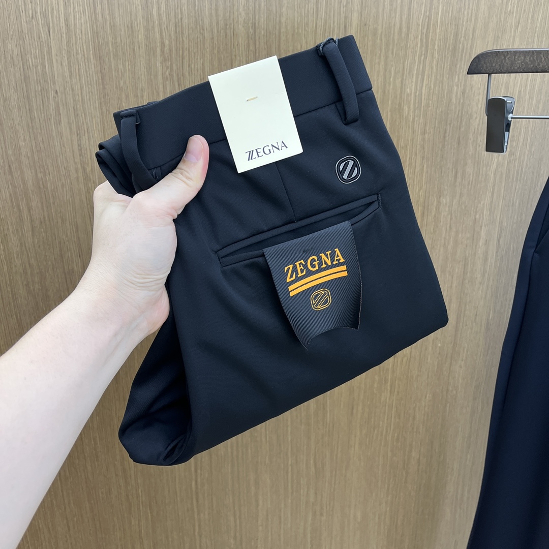 秋冬 ZZ 🔥🔥ss秋冬新品，官网同步有售，男士高端商务休闲西裤，高端进口面料，带弹力，后面采用硅胶字母