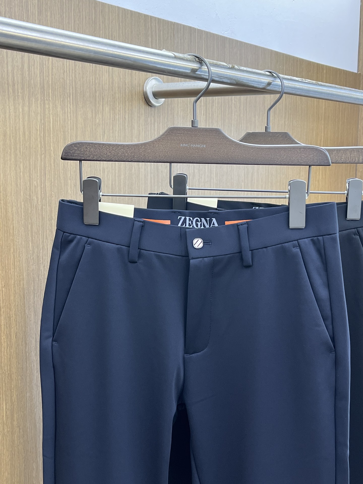 秋冬 ZZ 🔥🔥ss秋冬新品，官网同步有售，男士高端商务休闲西裤，高端进口面料，带弹力，后面采用硅胶字母