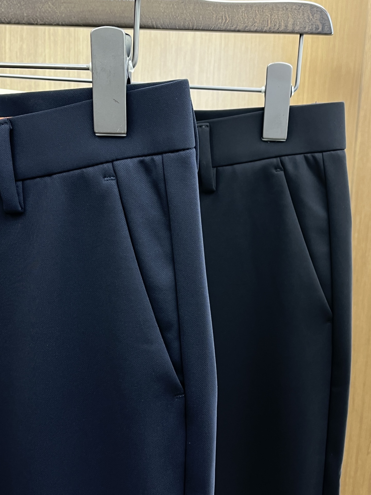 秋冬 ZZ 🔥🔥ss秋冬新品，官网同步有售，男士高端商务休闲西裤，高端进口面料，带弹力，后面采用硅胶字母