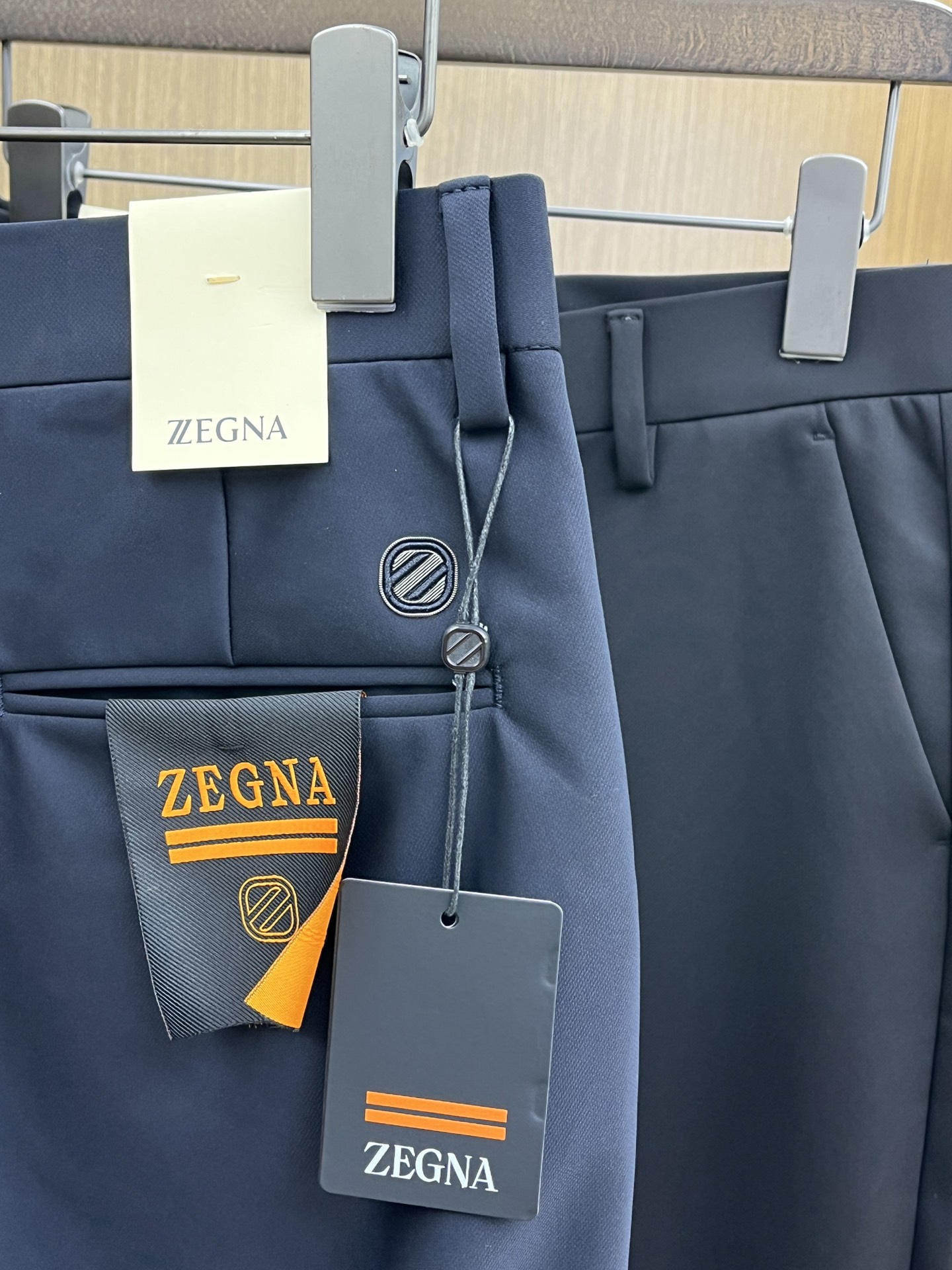 秋冬 ZZ 🔥🔥ss秋冬新品，官网同步有售，男士高端商务休闲西裤，高端进口面料，带弹力，后面采用硅胶字母