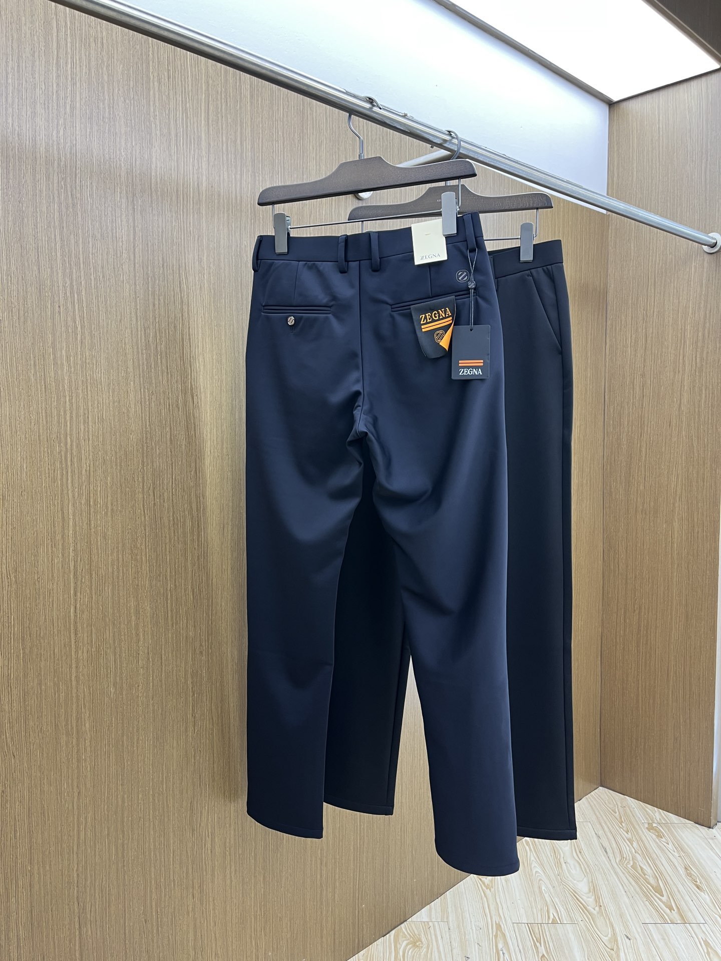秋冬 ZZ 🔥🔥ss秋冬新品，官网同步有售，男士高端商务休闲西裤，高端进口面料，带弹力，后面采用硅胶字母