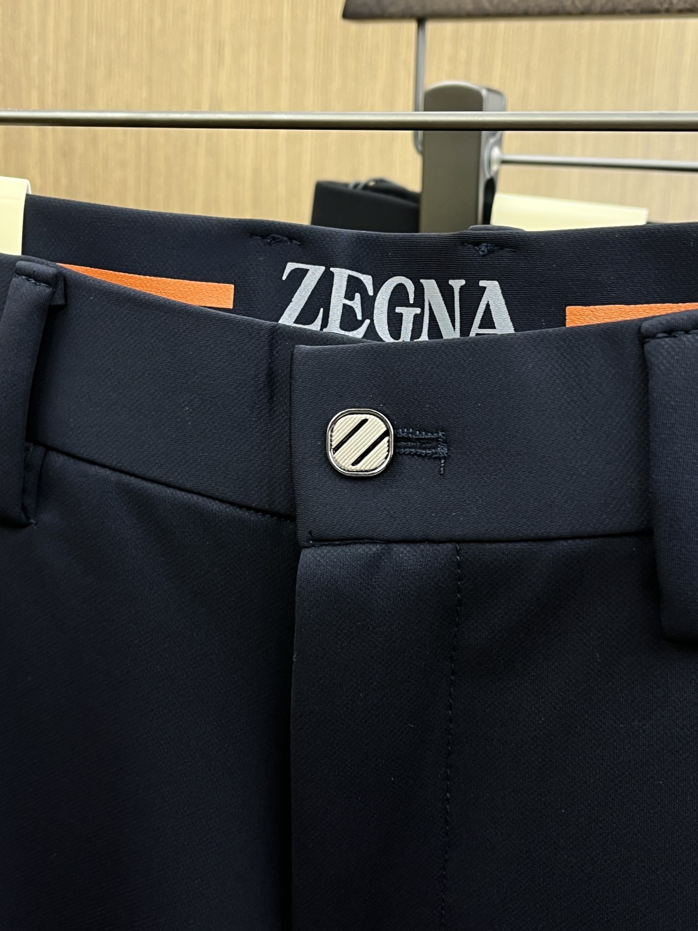 秋冬 ZZ 🔥🔥ss秋冬新品，官网同步有售，男士高端商务休闲西裤，高端进口面料，带弹力，后面采用硅胶字母