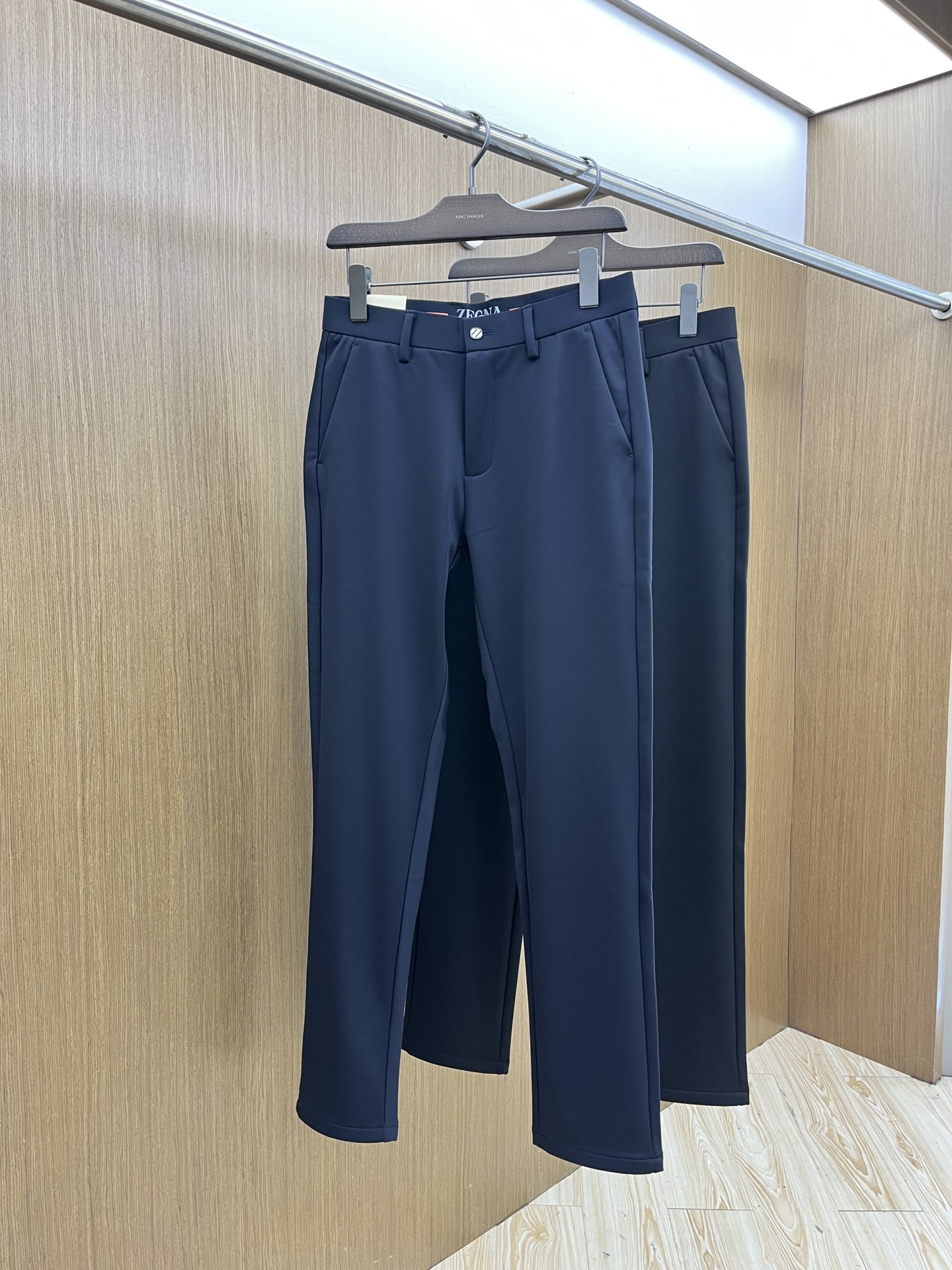 秋冬 ZZ 🔥🔥ss秋冬新品，官网同步有售，男士高端商务休闲西裤，高端进口面料，带弹力，后面采用硅胶字母