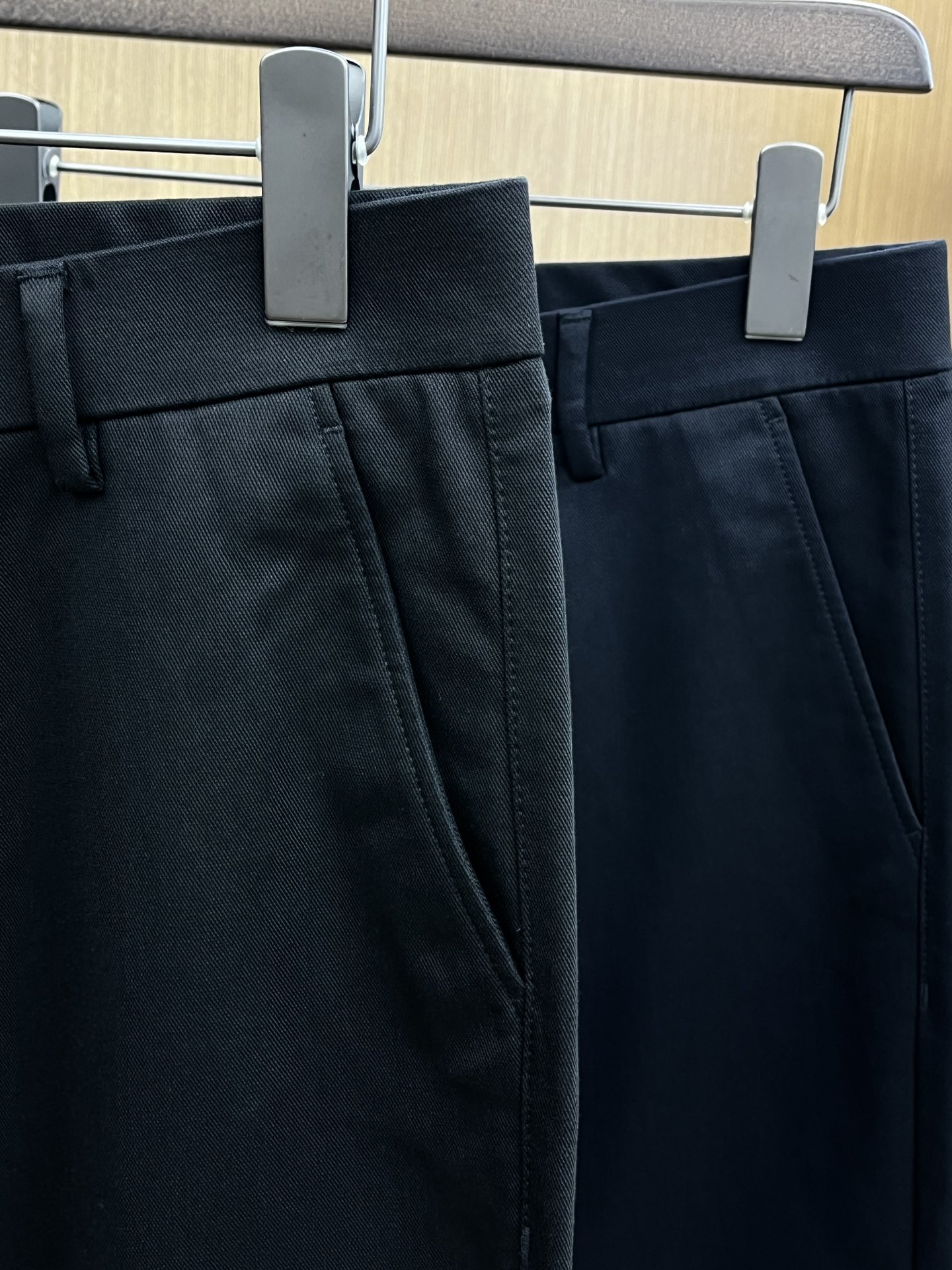 秋冬 CD 🔥🔥ss秋冬新品，官网同步有售，男士高端商务休闲西裤，高端进口面料，带弹力，后面采用硅胶字母