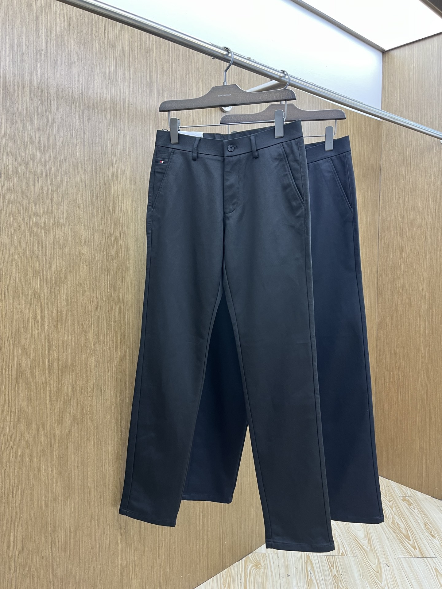 秋冬 CD 🔥🔥ss秋冬新品，官网同步有售，男士高端商务休闲西裤，高端进口面料，带弹力，后面采用硅胶字母