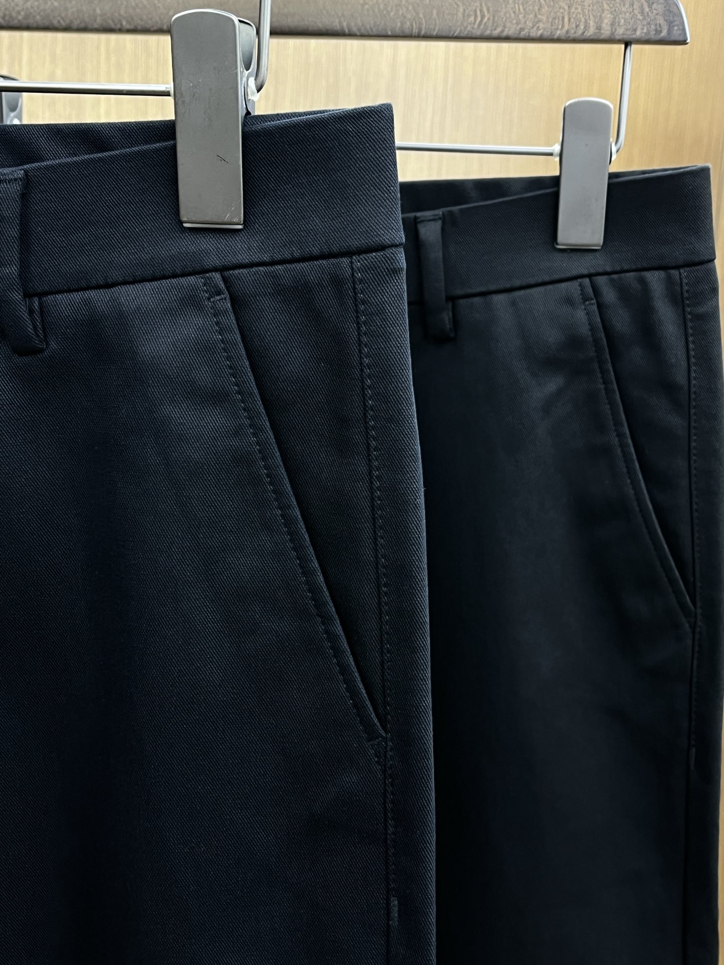 秋冬 CD 🔥🔥ss秋冬新品，官网同步有售，男士高端商务休闲西裤，高端进口面料，带弹力，后面采用硅胶字母