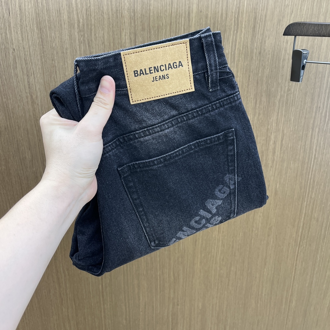 NO:624313,Autumn and winter BBG high-end customization, the latest micro-wide jeans for autumn and winter 2025, simultaneous sales at the counter, original customized replicas, customer-supplied hardware accessories, original quality, heavy industrial washing of imported denim fabrics, fine leather labels, fine workmanship, and excellent upper body!  fam's preferred item, size 30-38, no 35.37,,jeans,alexander wang19860909秋冬 BBG 高端定制、2025秋冬最新款微阔牛仔裤 柜台同步发售 原版定制复刻 客供五金辅料 原单品质 进口牛仔面料重工洗水 精品皮牌 做工走线精细 上身绝佳！fam优选单品 码数30-38无35.37,,jeans,alexander wang,Men's clothing