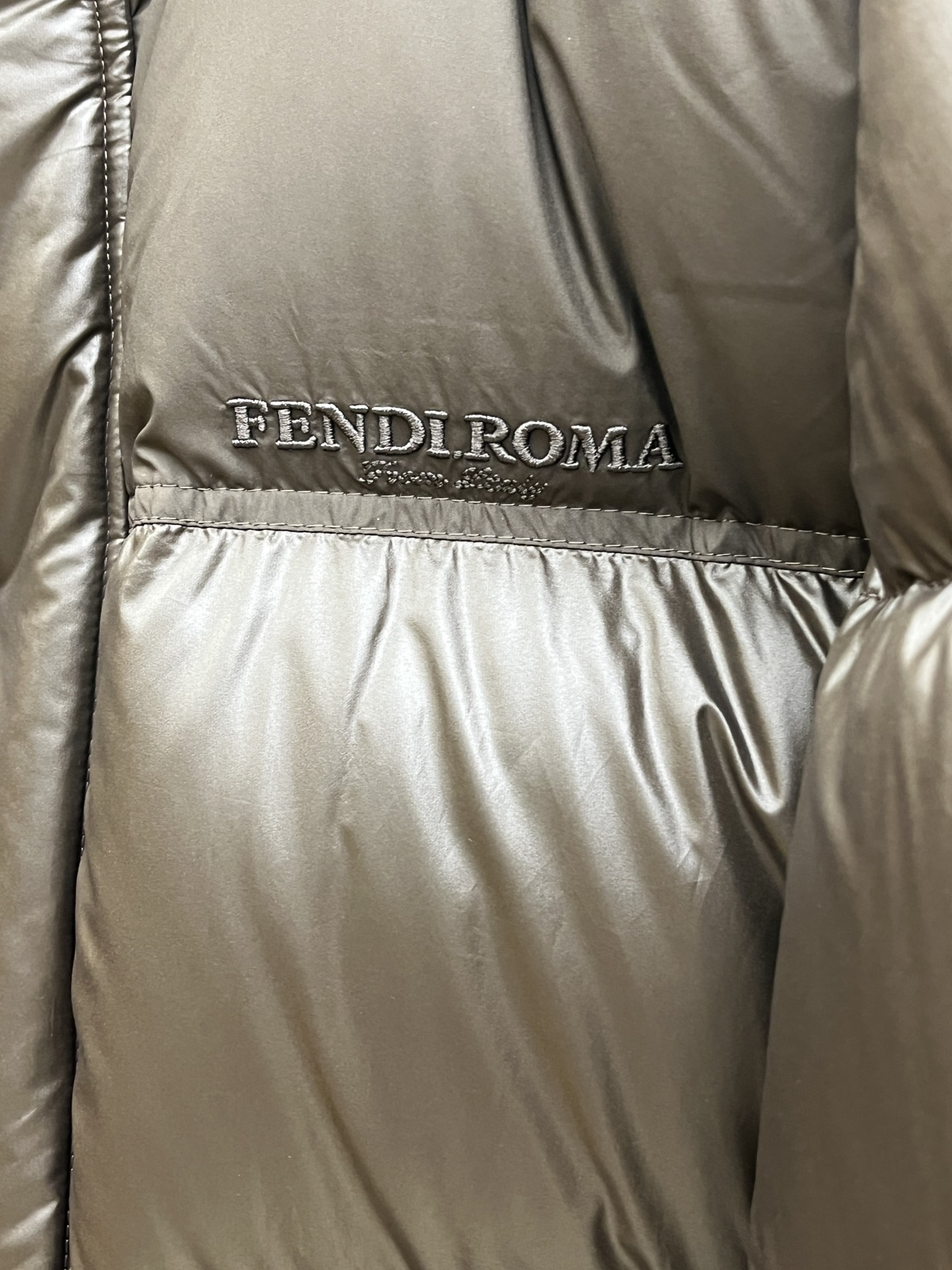 秋冬羽绒 FD 羽绒服 2025最新款时尚款羽绒连帽外套.（连帽不可拆卸）处处细节显工艺足够的高级 结构