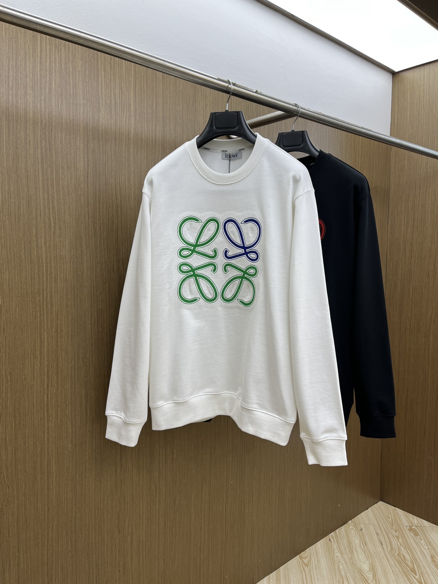 Loe Embroidered Cotton Sweatshirt – Cozy Round Neck Pullover for Men & Women