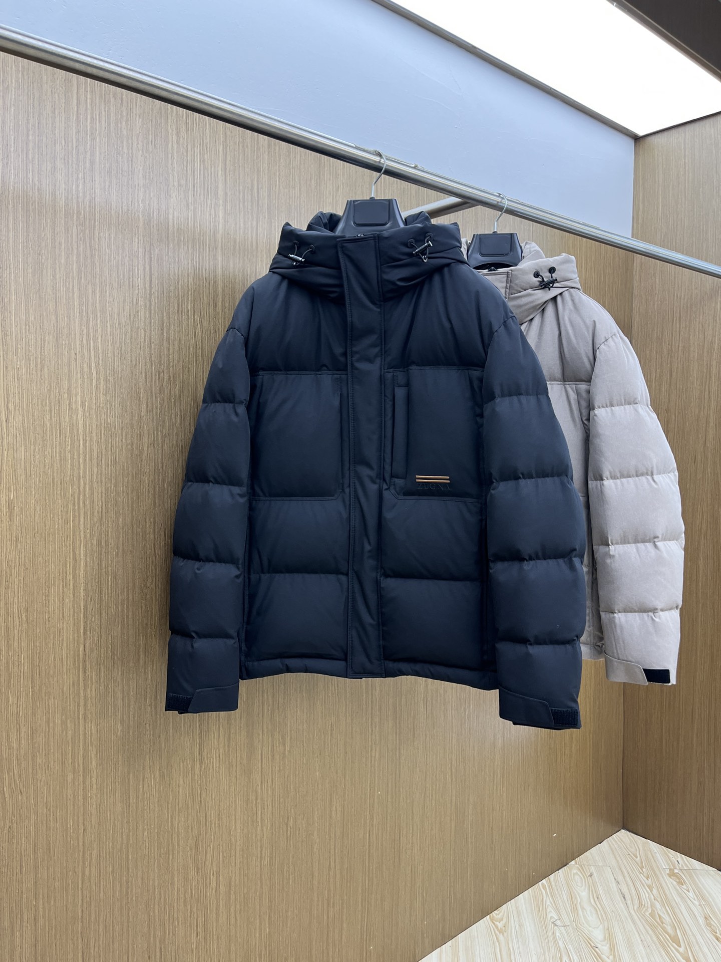 NO:609185,Autumn and winter down ZZ high-end products 2025 latest fashion designer down jacket Z home hooded down jacket, top light luxury down jacket in winter, popular down jacket with classic logo on the upper arm, 90# white duck down filling, every detail shows craftsmanship, enough advanced structural tailoring design changes to show men's diverse image changes, slim fit, tailoring, fsh meets the current popular multi-layered outfits, versatile styles in life!  Size M-3XL,,jackets & coats,down jacket,hats,alexander wang19860909秋冬羽绒 ZZ 高端产品 2025最新款时尚设计师款羽绒外套Z家连帽羽绒服,冬季顶级轻奢羽绒服,上臂经典logo爆款羽绒服,90#白鸭绒填充,处处细节显工艺足够的高级结构性剪裁的设计改变来展现男士多样的形象变化,修身利落、剪裁合体,fsh满足时下正流行的多层次穿搭,生活百搭款式！ 码数M-3XL,,jackets & coats,down jacket,hats,alexander wang,Men's clothing