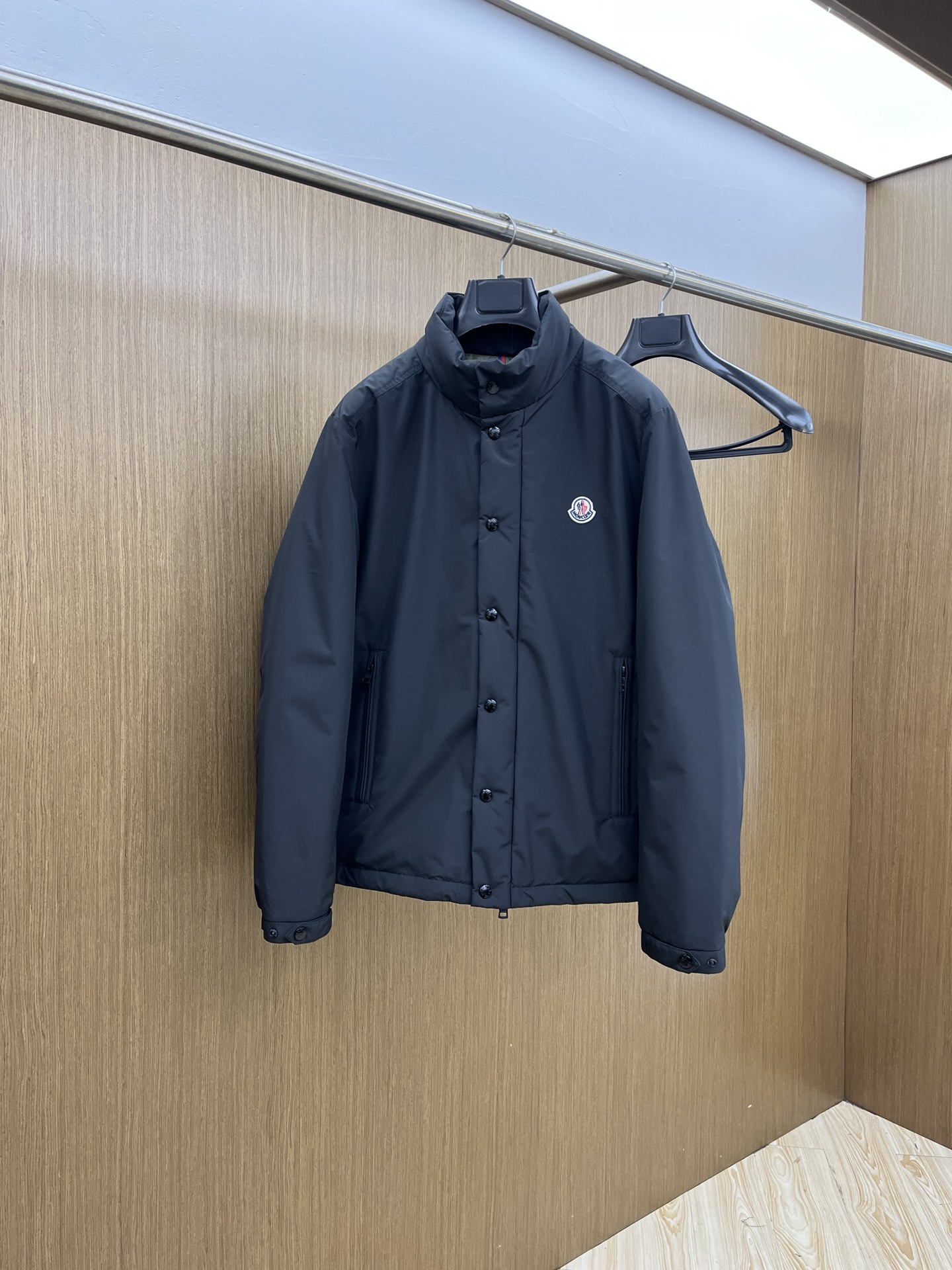 调价 秋冬羽绒 Mon 🔥🔥最新款时尚设计师款羽绒外套❤️ 冬季顶级轻奢羽绒服，上臂经典logo爆款羽绒