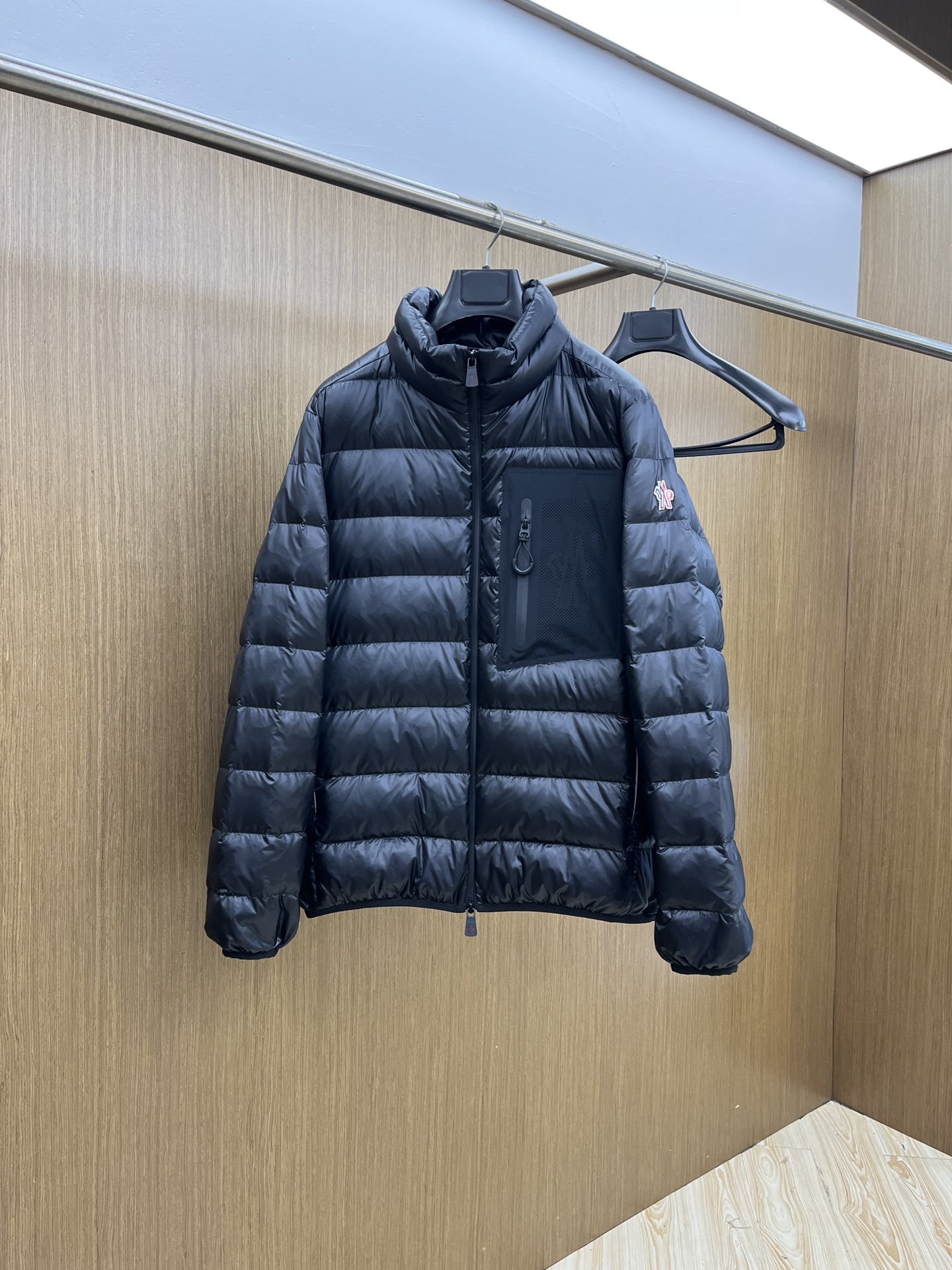 NO:613634,Autumn and Winter Down Mon The latest fashion designer down jacket. Winter top light luxury down jacket, popular down jacket with classic logo on the upper arm, 90# white duck down filling, every detail shows craftsmanship, enough advanced structural tailoring design changes to show men's diverse image changes, slim and neat, tailoring, fsh meets the current popular multi-layered outfits, versatile style for life!  Size M-3XL,,jackets & coats,down jacket,alexander wang19860909秋冬羽绒 Mon 最新款时尚设计师款羽绒外套 冬季顶级轻奢羽绒服,上臂经典logo爆款羽绒服,90#白鸭绒填充,处处细节显工艺足够的高级结构性剪裁的设计改变来展现男士多样的形象变化,修身利落、剪裁合体,fsh满足时下正流行的多层次穿搭,生活百搭款式！ 码数M-3XL,,jackets & coats,down jacket,alexander wang,Men's clothing