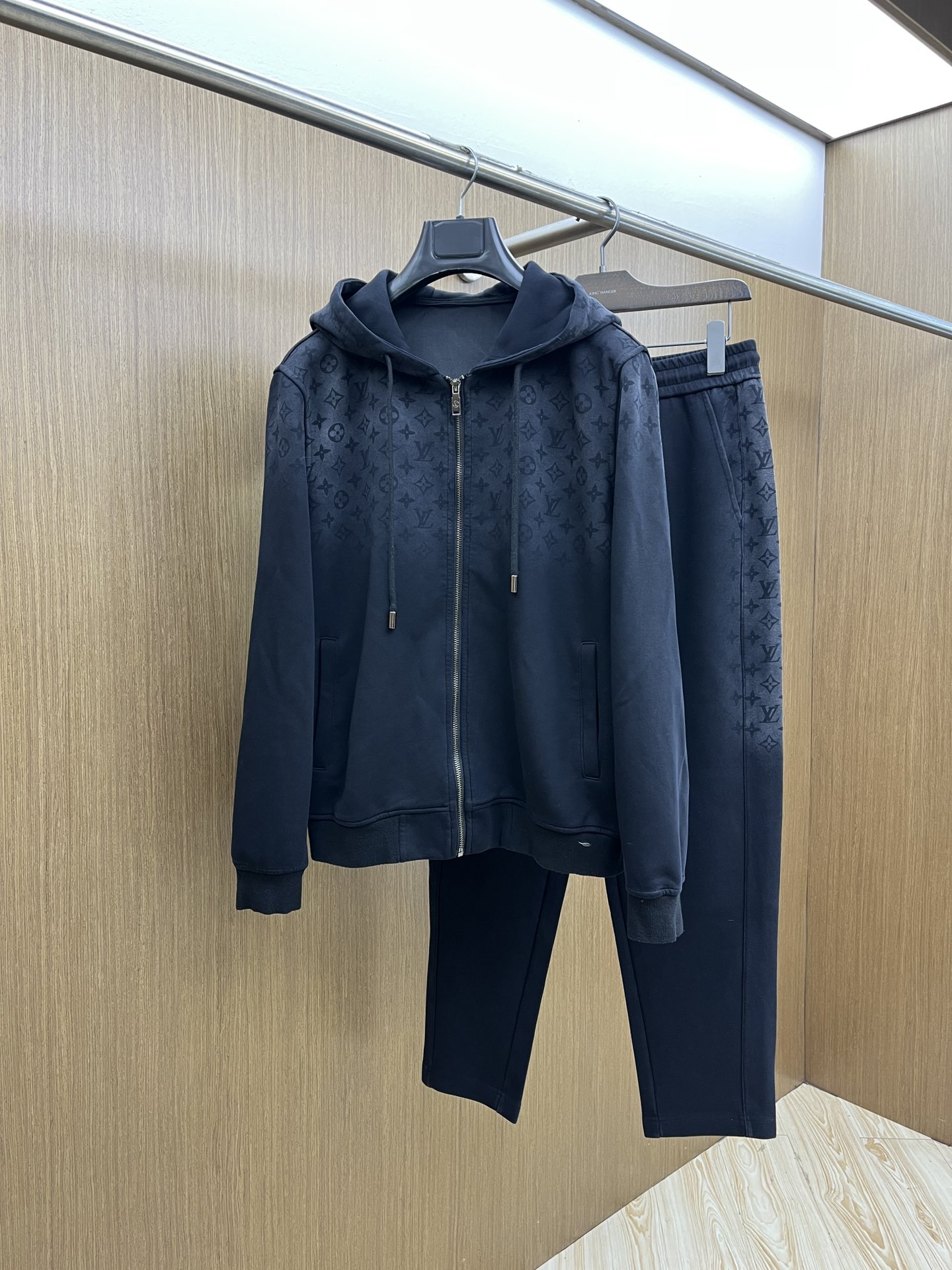 NO:600097,Autumn and winter/set LV GW latest casual style casual suit, the latest and top class classic heavy industry embroidery letter arrangement classic pattern trend hooded casual cardigan suit, the top quality counter is on sale, top production technology imported fabrics, counter style unique design, fls uses imported high-end custom-made imported silk thread with first-class feel!  !  !  Size M-3XL,,louis vuitton,hats,alexander wang19860909秋冬/套 LV GW最新款休闲风休闲套装 最新最顶级经典重工刺绣字母排列经典图案潮流连帽休闲开衫套装,最顶级的品质专柜在售,顶级制作工艺进口面料,专柜款独特设计,fls采用进口高端订制进口丝线手感一流！！！ 尺码M-3XL,,louis vuitton,hats,alexander wang,Men's clothing