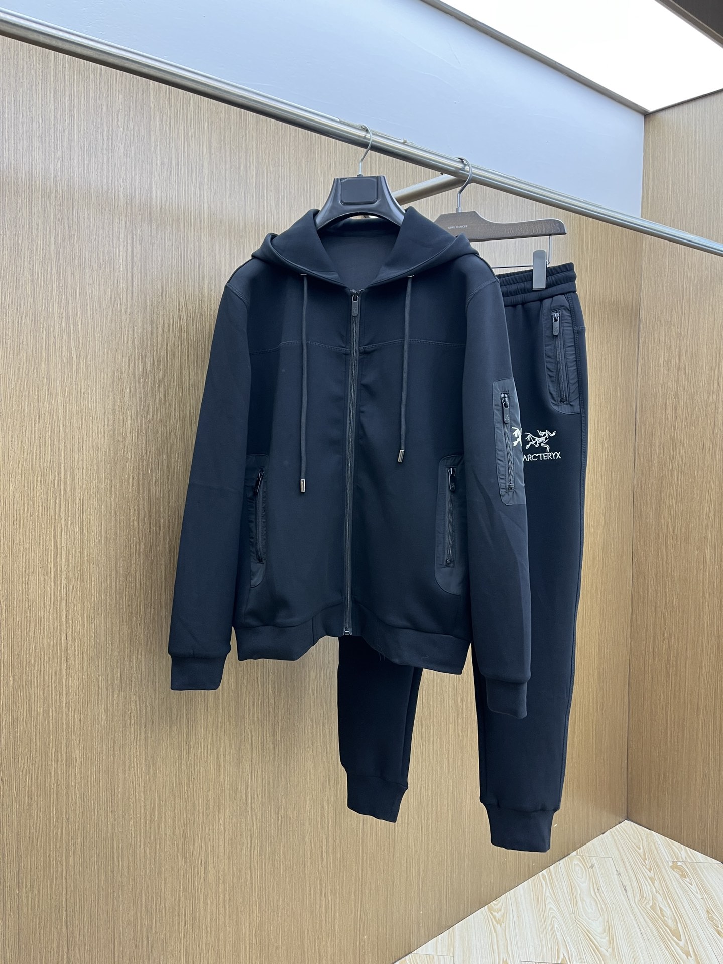 NO:600100,Autumn and winter/set ARC GW latest casual style casual suit, the latest and top-notch classic heavy-duty embroidery letter arrangement, classic pattern trend hooded casual cardigan suit, the top quality counter is on sale, top-notch production technology imported fabrics, counter style unique design, fls uses imported high-end custom-made imported silk thread with first-class feel!  !  !  Size M-3XL,,hats,alexander wang19860909秋冬/套 ARC GW最新款休闲风休闲套装 最新最顶级经典重工刺绣字母排列经典图案潮流连帽休闲开衫套装,最顶级的品质专柜在售,顶级制作工艺进口面料,专柜款独特设计,fls采用进口高端订制进口丝线手感一流！！！ 尺码M-3XL,,hats,alexander wang,Men's clothing