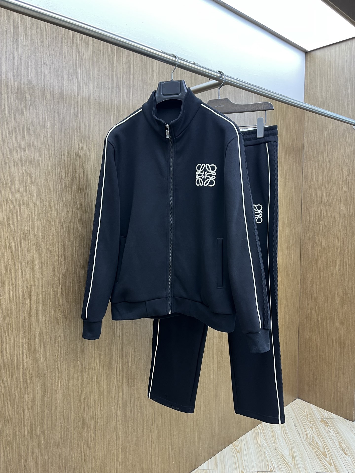 NO:600074,Autumn and winter/set Loe GW's latest casual style casual suit, the latest and top-notch classic heavy-duty embroidery letter arrangement, classic pattern trend hooded casual cardigan suit, the top quality counter is on sale, top-notch production technology imported fabrics, counter style unique design, fls uses imported high-end custom-made imported silk thread with first-class feel!  !  !  Size M-3XL,,loewe,hats,alexander wang19860909秋冬/套 Loe GW最新款休闲风休闲套装 最新最顶级经典重工刺绣字母排列经典图案潮流连帽休闲开衫套装,最顶级的品质专柜在售,顶级制作工艺进口面料,专柜款独特设计,fls采用进口高端订制进口丝线手感一流！！！ 尺码M-3XL,,loewe,hats,alexander wang,Men's clothing