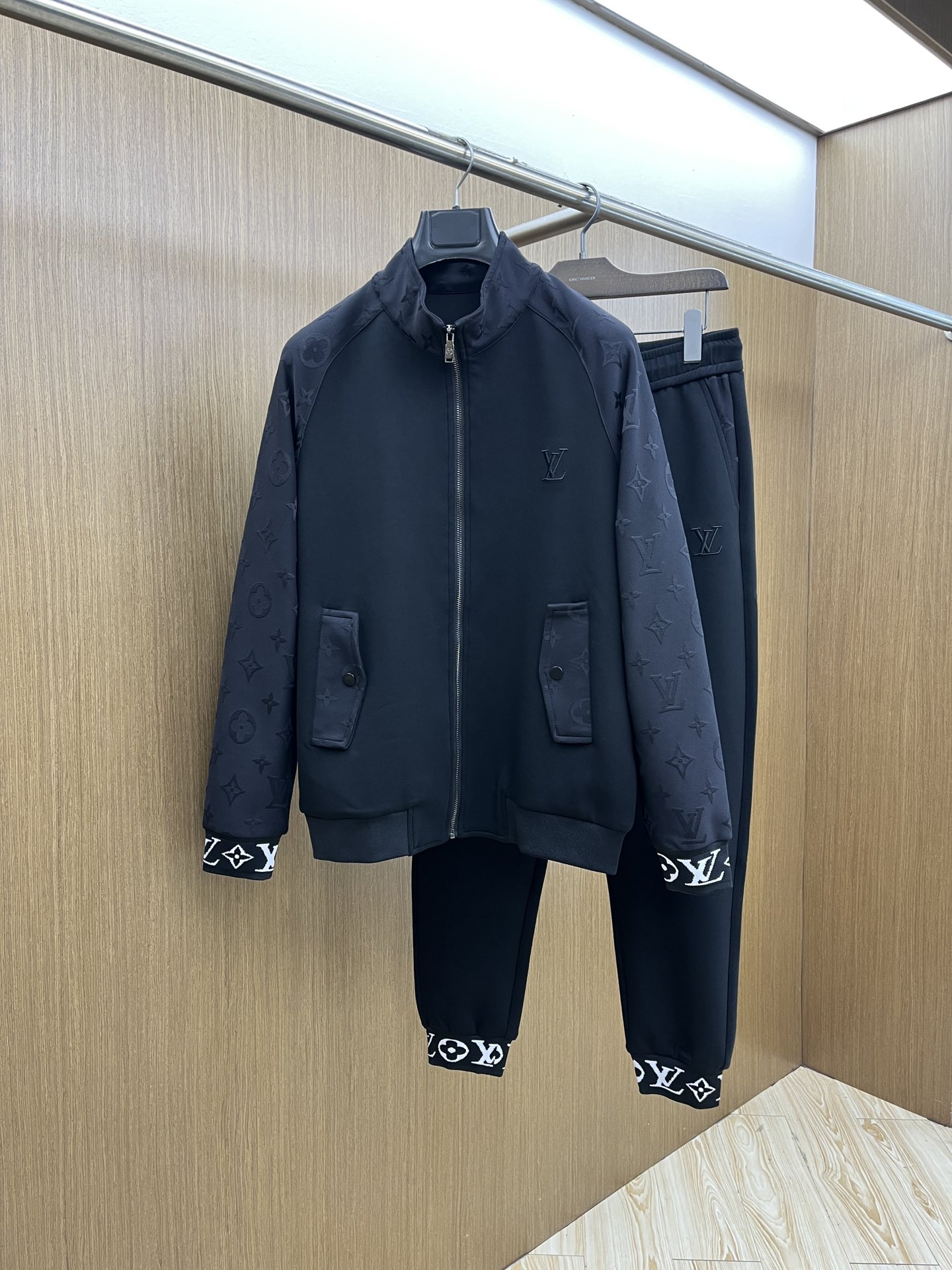 NO:600077,Autumn and winter/set LV GW latest casual style casual suit, the latest and top class classic heavy industry embroidery letter arrangement classic pattern trend hooded casual cardigan suit, the top quality counter is on sale, top production technology imported fabrics, counter style unique design, fls uses imported high-end custom-made imported silk thread with first-class feel!  !  !  Size M-3XL,,louis vuitton,hats,alexander wang19860909秋冬/套 LV GW最新款休闲风休闲套装 最新最顶级经典重工刺绣字母排列经典图案潮流连帽休闲开衫套装,最顶级的品质专柜在售,顶级制作工艺进口面料,专柜款独特设计,fls采用进口高端订制进口丝线手感一流！！！ 尺码M-3XL,,louis vuitton,hats,alexander wang,Men's clothing