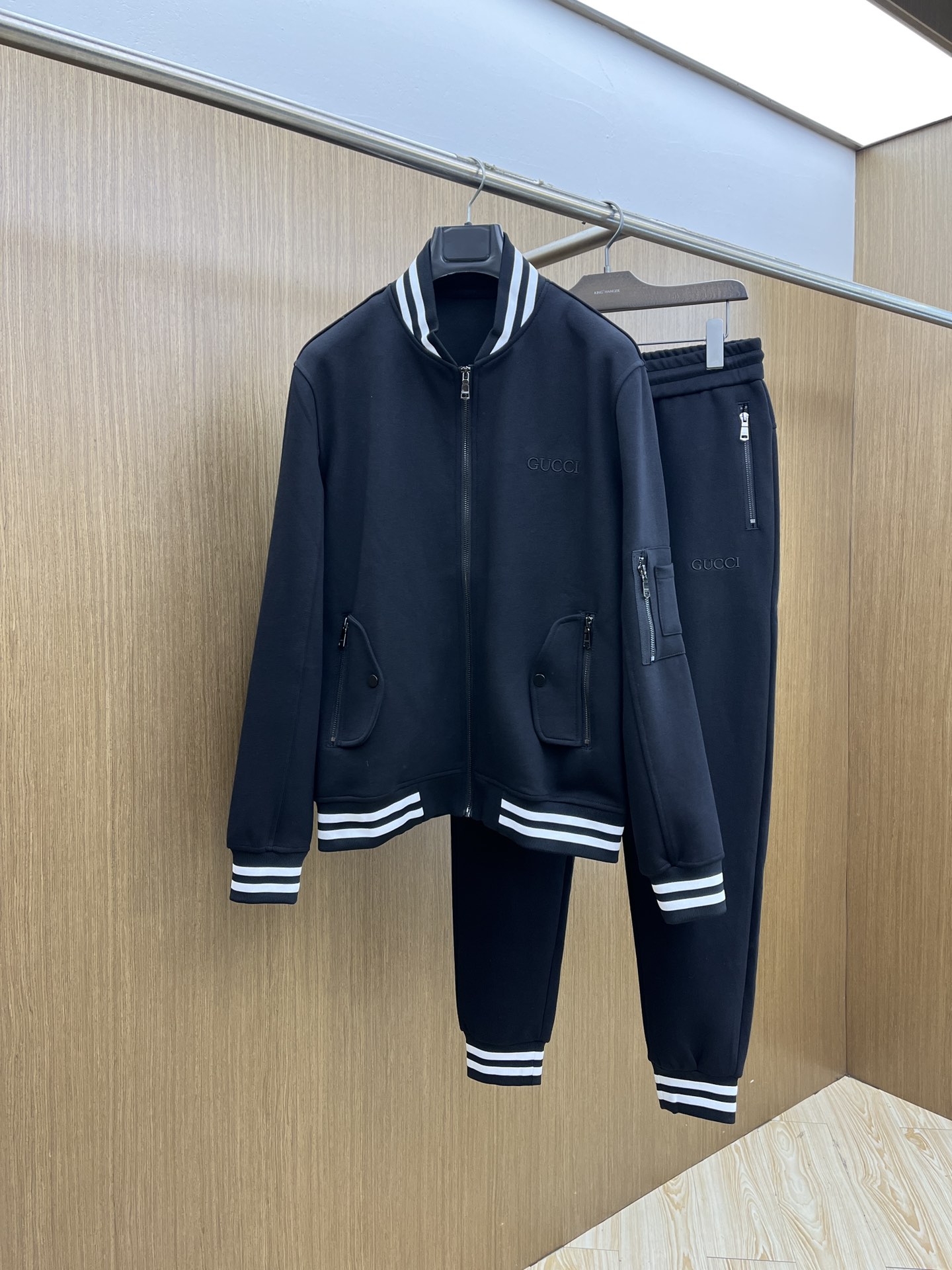 NO:600080,Autumn and winter/set Guc GW's latest casual style casual suit, the latest and top-notch classic heavy-duty embroidery letter arrangement, classic pattern trend hooded casual cardigan suit, the top quality counter is on sale, top-notch production technology imported fabrics, counter style unique design, fls uses imported high-end custom-made imported silk thread with first-class feel!  !  !  Size M-3XL,,gucci,hats,alexander wang19860909秋冬/套 Guc GW最新款休闲风休闲套装 最新最顶级经典重工刺绣字母排列经典图案潮流连帽休闲开衫套装,最顶级的品质专柜在售,顶级制作工艺进口面料,专柜款独特设计,fls采用进口高端订制进口丝线手感一流！！！ 尺码M-3XL,,gucci,hats,alexander wang,Men's clothing