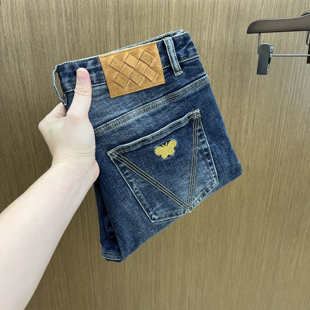 NO:600116,Autumn and winter BV new styles are coming. Hot new products in autumn and winter are available. The best original jeans in physical stores, suitable for all ages. The highest version of European imported fabrics on the market. Comfortable, soft and skin-friendly, the upper body effect is super fashionable and versatile. fzh is straight and stylish, a wardrobe must-have!  Suitable for any occasion. Sizes: 29-38 without 35.37,,bottega veneta,jeans,alexander wang19860909秋冬 BV 新款来袭秋冬爆款新品 有售 实体店极品牛仔裤原版好货,适合各个年龄段.市场最高版本的欧洲进口面料.舒适柔软亲肤,上身效果超级棒时尚百搭 fzh笔挺有型,衣橱必备！适合任何场合穿着 尺码:29-38无35.37,,bottega veneta,jeans,alexander wang,Men's clothing