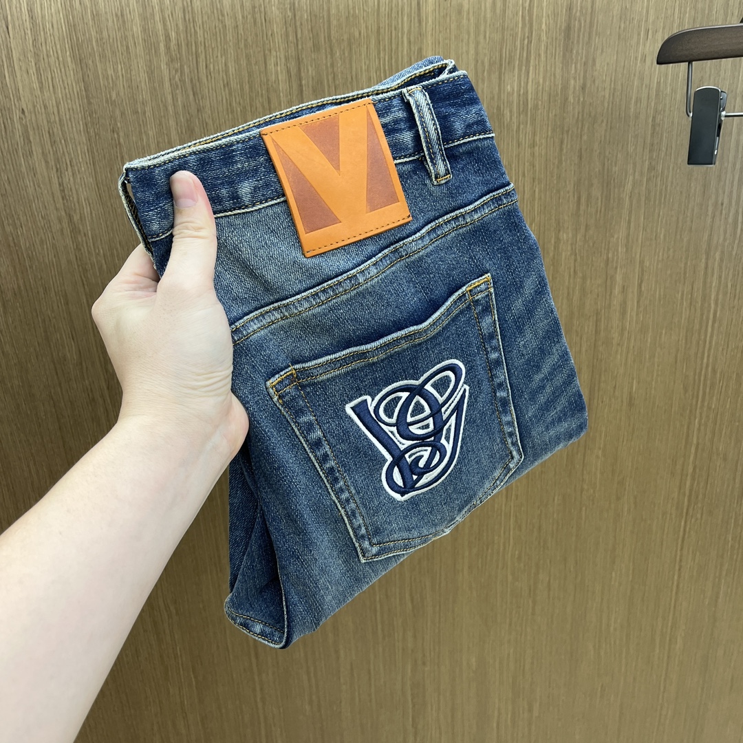 NO:600118,Autumn and winter DG new models are coming. Hot new products in autumn and winter are on sale. The best original jeans in physical stores, suitable for all ages. The highest version of European imported fabrics on the market. Comfortable, soft and skin-friendly, with super upper body effect, fashionable and versatile. fzh is straight and stylish, a wardrobe must-have!  Suitable for any occasion. Sizes: 29-38 without 35.37, jeans, alexander wang19860909秋冬 DG 新款来袭秋冬爆款新品 有售 实体店极品牛仔裤原版好货,适合各个年龄段.市场最高版本的欧洲进口面料.舒适柔软亲肤,上身效果超级棒时尚百搭 fzh笔挺有型,衣橱必备！适合任何场合穿着 尺码:29-38无35.37,,jeans,alexander wang,Men's clothing