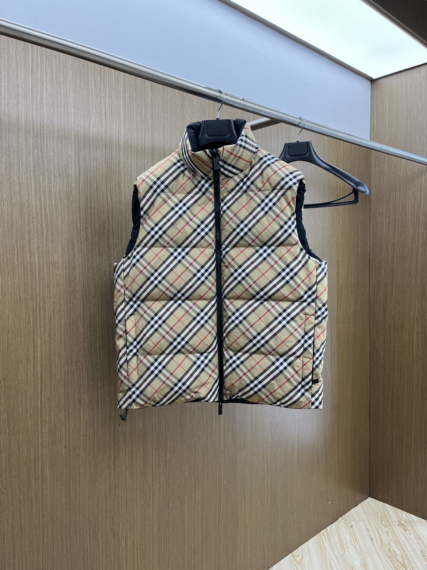 NO:609189,Autumn and winter down BBR vest high version 2025ss autumn and winter new classic twill plaid nylon knight logo reversible down vest, knight logo classic patch embroidery, exquisite craftsmanship. Every detail is reproduced from the original high quality, structural tailoring is clean and neat, maximizing the current popular multi-layered wear, 90 white duck down filling, the finished product is thick and full without cumbersome, fsh nylon fabric is more resistant to scratches. High-quality bulk goods, three complete labels  Size 48-56,,down jacket,alexander wang19860909秋冬羽绒 BBR 马甲高版本2025ss秋冬新款经典斜纹格尼龙骑士徽标双面穿羽绒马甲,骑士徽标经典贴布刺绣,工艺考究.处处细节复刻原单高品质、结构性剪裁干净利落、最大满足时下正流行的多层次穿搭、90白鸭绒填充,成品厚实爆满不累赘,fsh尼龙面料更耐刮蹭.高品质大货,三标齐全 尺码48-56,,down jacket,alexander wang,Men's clothing