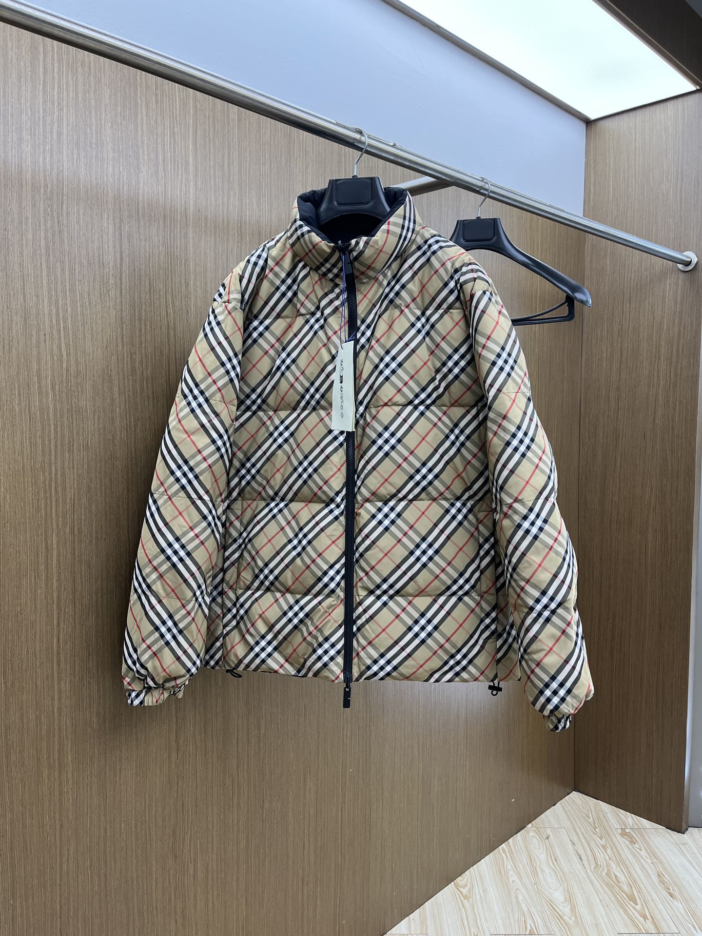 NO:609193,Autumn and winter down BBR high version 2025ss autumn and winter new classic twill nylon knight logo reversible down jacket, knight logo classic patch embroidery, exquisite craftsmanship. Every detail is reproduced from the original high quality, structural tailoring is clean and neat, maximizing the current popular multi-layered wear, 90 white duck down filling, the finished product is thick and full without cumbersome, fsh nylon fabric is more resistant to scratches. High-quality bulk goods, complete with three standards  Size 48-56,,jackets & coats,down jacket,alexander wang19860909秋冬羽绒 BBR 高版本2025ss秋冬新款经典斜纹格尼龙骑士徽标双面穿羽绒外套,骑士徽标经典贴布刺绣,工艺考究.处处细节复刻原单高品质、结构性剪裁干净利落、最大满足时下正流行的多层次穿搭、90白鸭绒填充,成品厚实爆满不累赘,fsh尼龙面料更耐刮蹭.高品质大货,三标齐全 尺码48-56,,jackets & coats,down jacket,alexander wang,Men's clothing