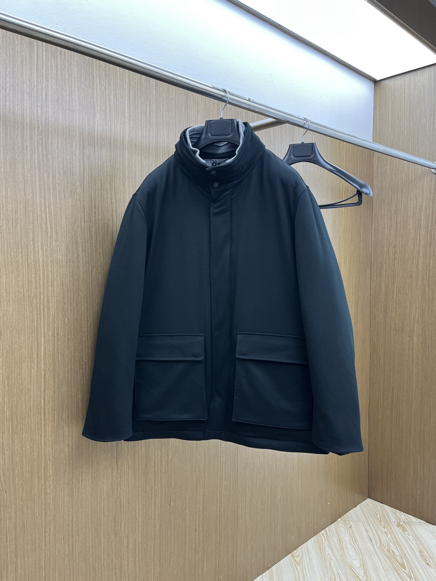 NO:609197,Autumn and winter down ZZ 2025 latest fashion down jacket stand collar down jacket, top hot winter down jacket, classic logo popular warm down jacket, 90# white goose down filling, every detail shows craftsmanship, enough advanced structural tailoring design changes to show men's diverse image changes, fsh slim fit, neat tailoring, to meet the current popular multi-layered wear, versatile style for life!  Size 48-56,,jackets & coats,down jacket,alexander wang19860909秋冬羽绒 ZZ 2025最新款时尚羽绒外套立领羽绒服,冬季顶级爆款羽绒服,经典logo爆款保暖羽绒服,90#白鹅绒填充,处处细节显工艺足够的高级结构性剪裁的设计改变来展现男士多样的形象变化,fsh修身利落、剪裁合体,满足时下正流行的多层次穿搭,生活百搭款式！ 码数48-56,,jackets & coats,down jacket,alexander wang,Men's clothing