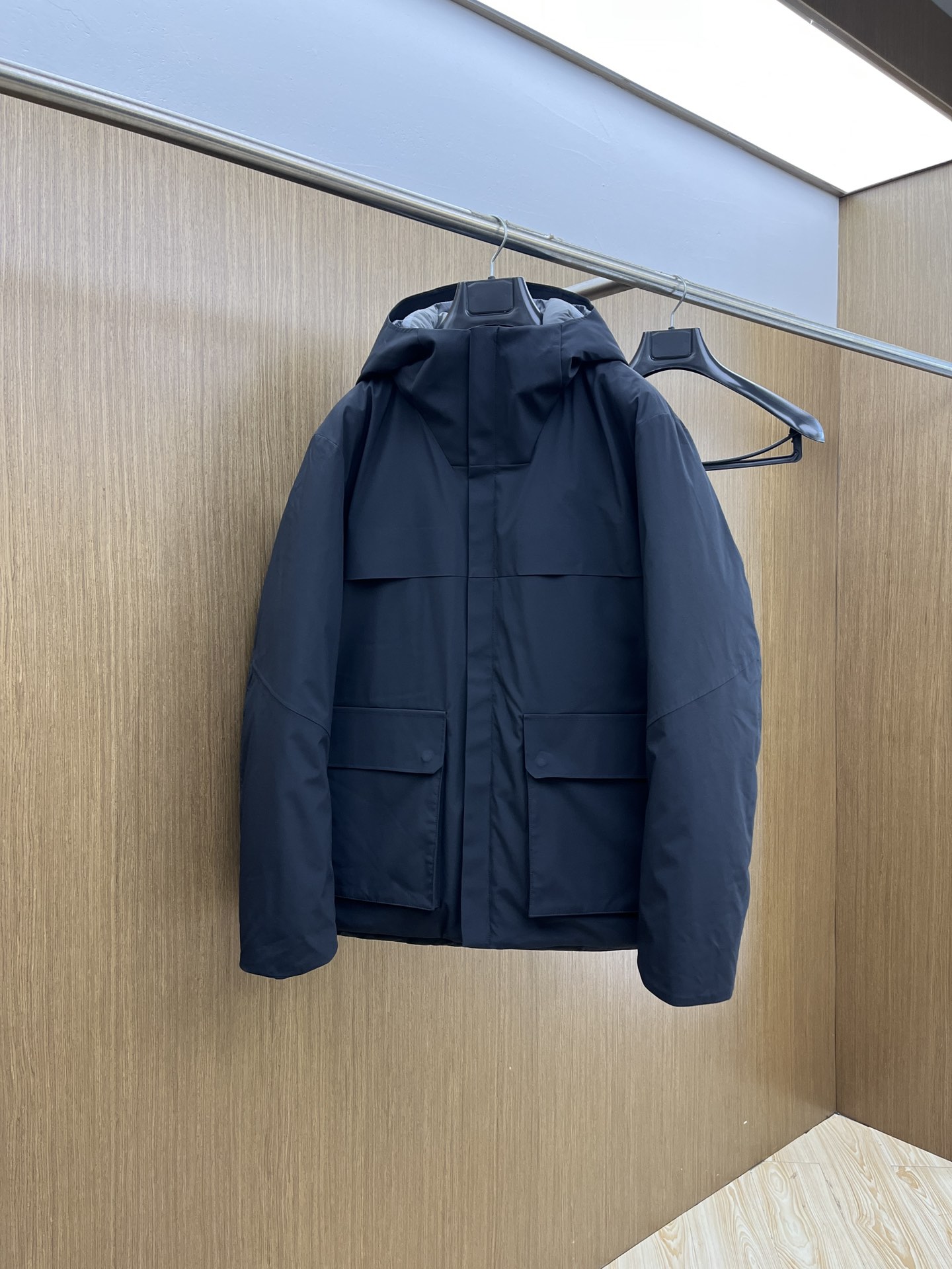 NO:609201,Autumn and winter down Zz 2025 latest fashion down jacket hooded down jacket, (hood is not removable) top winter hot down jacket, classic logo popular warm down jacket, 90# white goose down filling, every detail shows craftsmanship, enough advanced structural tailoring design changes to show men's diverse image changes, slim fit, tailoring, fsh meets the current popular multi-layered wear, versatile style in life!  Size 48-56,,jackets & coats,down jacket,hats,alexander wang19860909秋冬羽绒 Zz 2025最新款时尚羽绒外套连帽羽绒服,（帽子不可拆卸）冬季顶级爆款羽绒服,经典logo爆款保暖羽绒服,90#白鹅绒填充,处处细节显工艺足够的高级结构性剪裁的设计改变来展现男士多样的形象变化,修身利落、剪裁合体,fsh满足时下正流行的多层次穿搭,生活百搭款式！ 码数48-56,,jackets & coats,down jacket,hats,alexander wang,Men's clothing