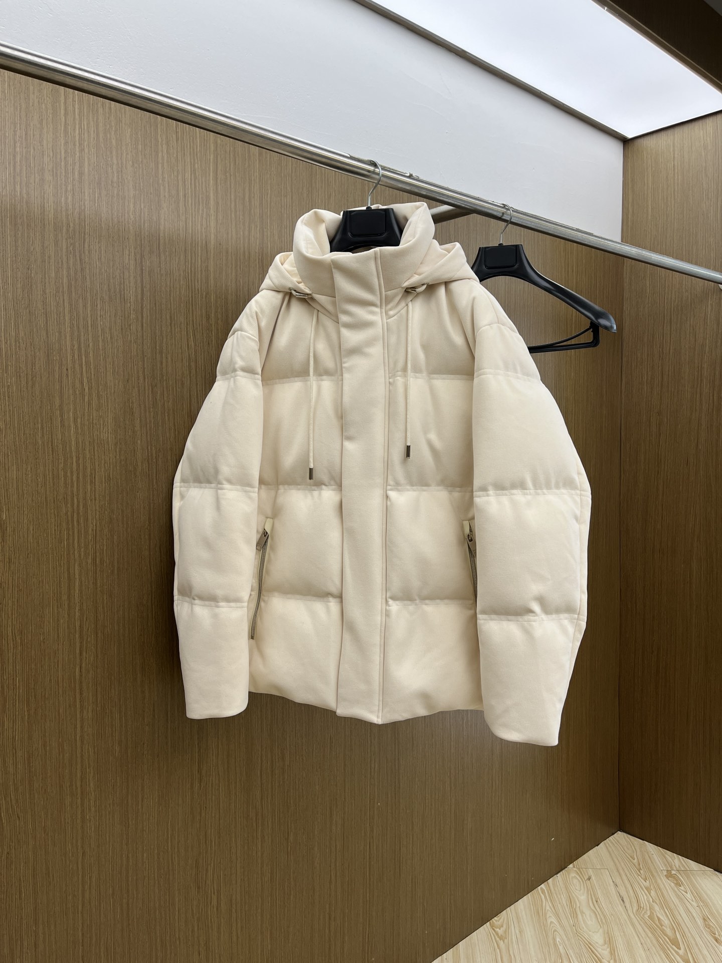 NO:609202,Autumn and winter down ZZ 2025 latest fashionable down jacket hooded down jacket, (hood is not removable) top winter hot down jacket, classic logo popular warm down jacket, 90# white goose down filling, every detail shows craftsmanship, enough advanced structural tailoring design changes to show men's diverse image changes, slim fit, tailoring, fsh meets the current popular multi-layered wear, versatile style in life!  Size 48-56,,jackets & coats,down jacket,hats,alexander wang19860909秋冬羽绒 ZZ 2025最新款时尚羽绒外套连帽羽绒服,（帽子不可拆卸）冬季顶级爆款羽绒服,经典logo爆款保暖羽绒服,90#白鹅绒填充,处处细节显工艺足够的高级结构性剪裁的设计改变来展现男士多样的形象变化,修身利落、剪裁合体,fsh满足时下正流行的多层次穿搭,生活百搭款式！ 码数48-56,,jackets & coats,down jacket,hats,alexander wang,Men's clothing