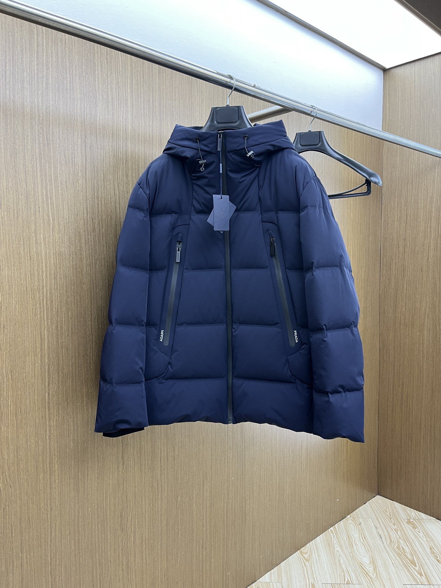 NO:609207,Autumn and winter down PD 2025 latest fashion down jacket hooded down jacket, (the hood is not removable) top winter hot-selling warm down jacket, classic logo hot-selling warm down jacket, 90# white goose down filling, every detail shows craftsmanship, enough advanced structural tailoring design changes to show men's diverse image changes, slim fit, tailoring, fsh meets the current popular multi-layered wear, versatile style in life!  Size 48-56,,jackets & coats,down jacket,hats,alexander wang19860909秋冬羽绒 PD 2025最新款时尚羽绒外套连帽羽绒服,（帽子不可拆卸）冬季顶级爆款保暖羽绒服,经典logo爆款保暖羽绒服,90#白鹅绒填充,处处细节显工艺足够的高级结构性剪裁的设计改变来展现男士多样的形象变化,修身利落、剪裁合体,fsh满足时下正流行的多层次穿搭,生活百搭款式！ 码数48-56,,jackets & coats,down jacket,hats,alexander wang,Men's clothing