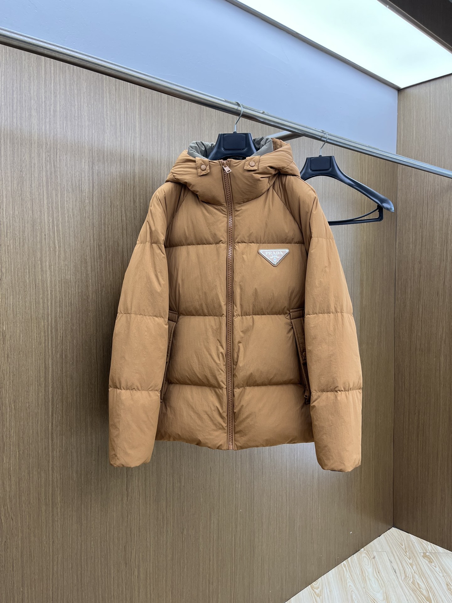 NO:613619,Autumn and winter down PD 2025 latest fashionable down jacket fake two-piece down jacket, (hood is not removable) top winter hot down jacket, classic logo hot down jacket, 90# white goose down filling, every detail shows craftsmanship, enough advanced structural tailoring design changes to show men's diverse image changes, slim fit, tailoring, fsh meets the current popular multi-layered wear, versatile style in life!  Size 48-56,,jackets & coats,down jacket,hats,alexander wang19860909秋冬羽绒 PD 2025最新款时尚羽绒外套假两件羽绒服,（帽子不可拆卸）冬季顶级爆款羽绒服,经典logo爆款羽绒服,90#白鹅绒填充,处处细节显工艺足够的高级结构性剪裁的设计改变来展现男士多样的形象变化,修身利落、剪裁合体,fsh满足时下正流行的多层次穿搭,生活百搭款式！ 码数48-56,,jackets & coats,down jacket,hats,alexander wang,Men's clothing