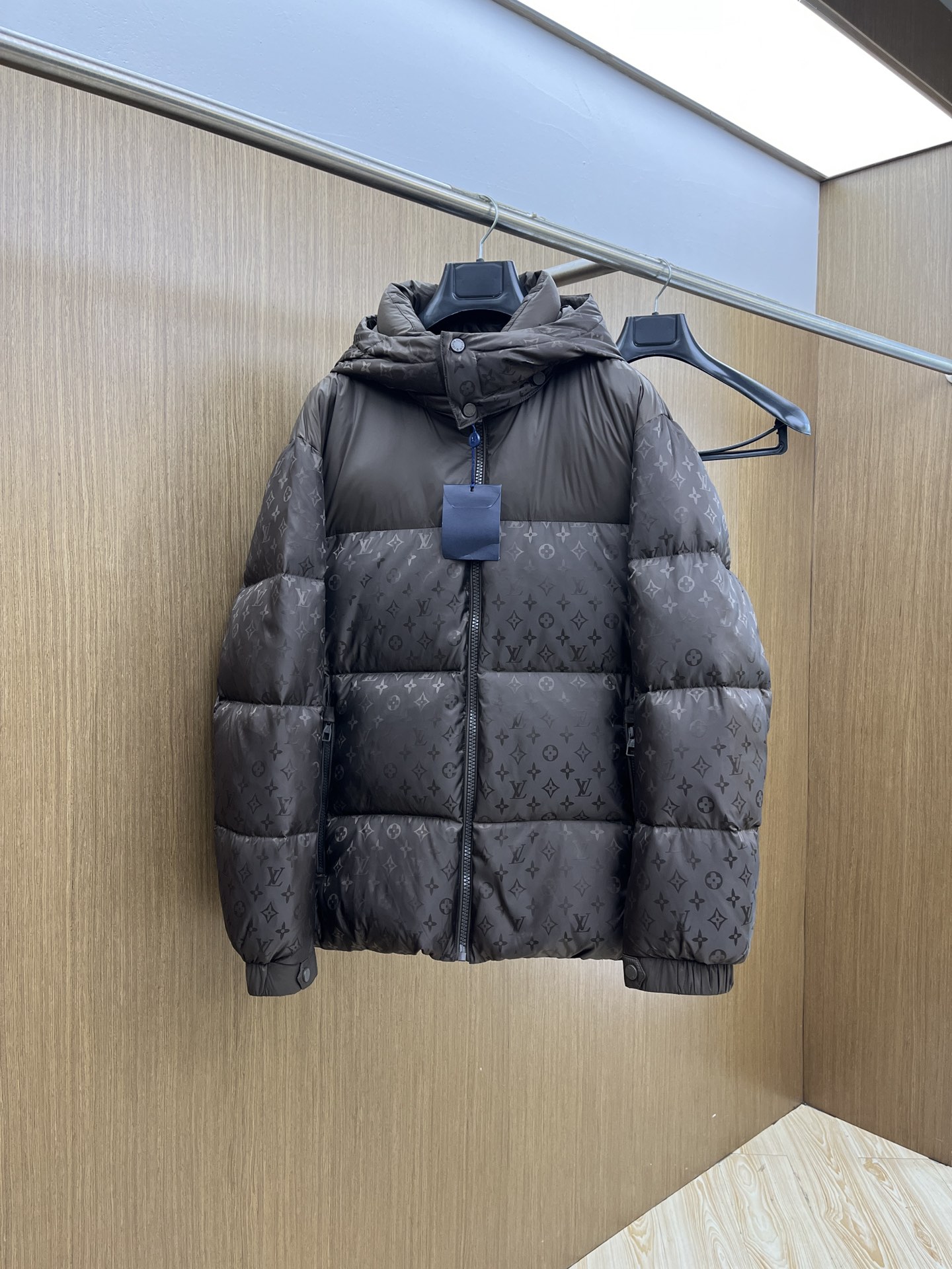 NO:613626,Autumn and winter down LV 2025 latest fashion down jacket down jacket, (hood is removable) top winter hot down jacket, classic logo hot down jacket, 90# white goose down filling, every detail shows craftsmanship, enough advanced structural tailoring design changes to show men's diverse image changes, fsh slim fit, neat tailoring, to meet the current popular multi-layered wear, versatile style in life!  Size 48-56,,louis vuitton,jackets & coats,down jacket,hats,alexander wang19860909秋冬羽绒 LV 2025最新款时尚羽绒外套羽绒服,（帽子可拆卸）冬季顶级爆款羽绒服,经典logo爆款羽绒服,90#白鹅绒填充,处处细节显工艺足够的高级结构性剪裁的设计改变来展现男士多样的形象变化,fsh修身利落、剪裁合体,满足时下正流行的多层次穿搭,生活百搭款式！ 码数48-56,,louis vuitton,jackets & coats,down jacket,hats,alexander wang,Men's clothing