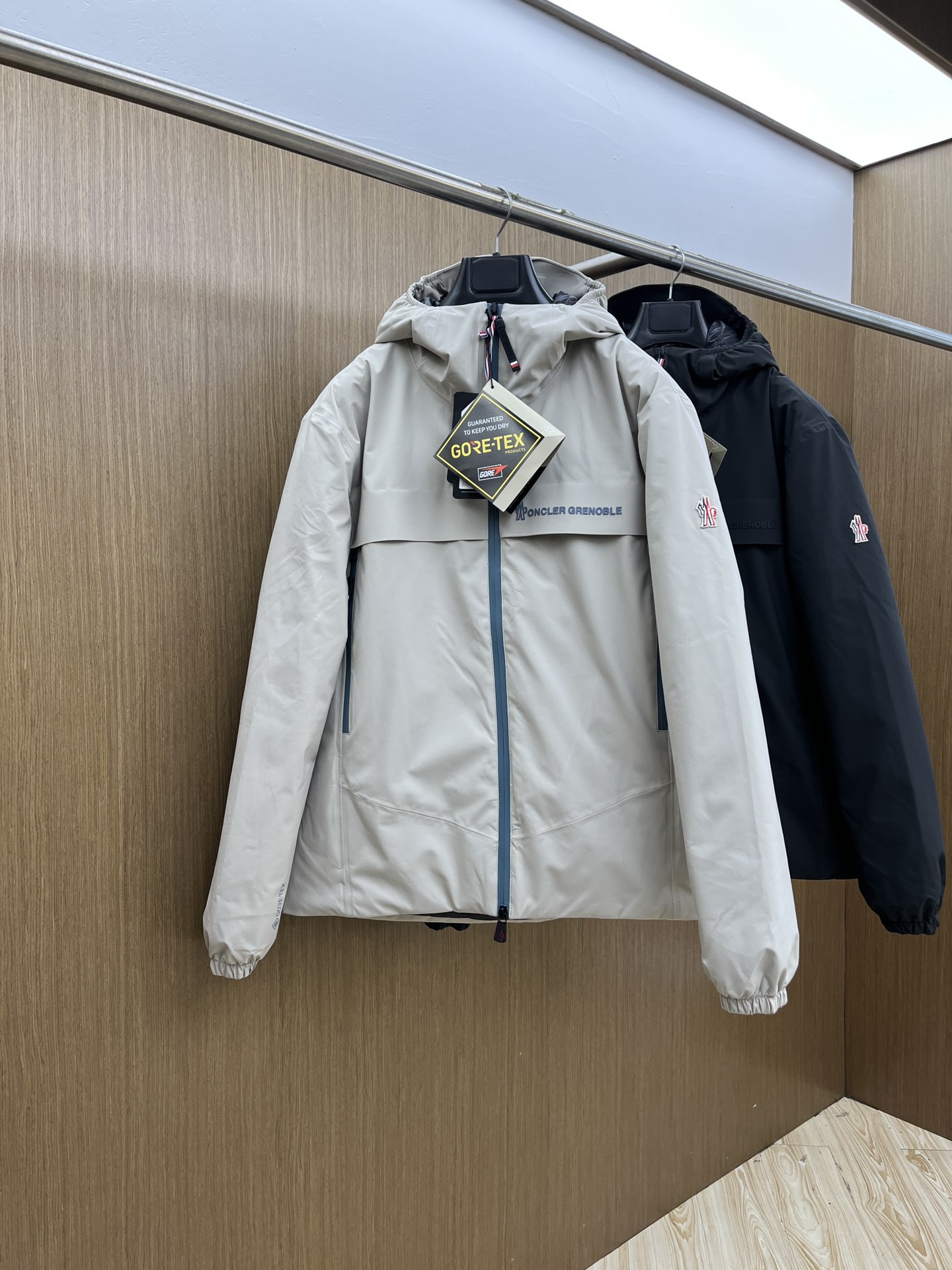 NO:606618,Autumn and winter down Mon Autumn and winter new hooded down jacket. Original custom-made hardware accessories are all imported and original customization. Welcome to compare. Absolutely high quality. Use top 90 white goose down. Super soft. Full and fluffy. Super heavy lz fabric. Perfect workmanship. Note that the fabric is super comfortable. Exclusive model!  Sizes 1-5,,down jacket,hats,alexander wang19860909秋冬羽绒 Mon 秋冬新款连帽羽绒服 原版订制五金配件全进口原版定制 欢迎对比 绝对的高品质 采用顶级90白鹅绒 超柔软 充羽量蓬松饱满 超级重lz面料做工杠杠的版型完美 注意面料超舒服 独家款！ 尺码1-5码,,down jacket,hats,alexander wang,Men's clothing