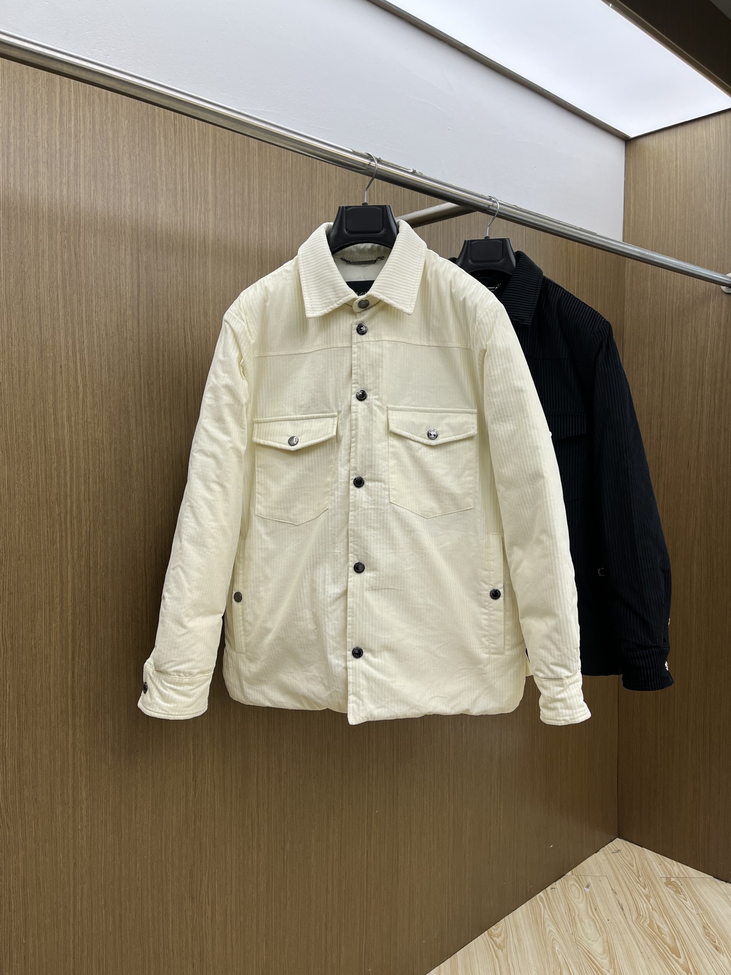 NO:606623,Autumn and winter down DG Autumn and winter new lapel down jacket. Original custom-made hardware accessories are all imported and original customization. Welcome to compare. Absolutely high quality. Use top 90 white goose down. Super soft. Filled with feathers and fluffy. Super heavy lz fabric with perfect workmanship. Note that the fabric is super comfortable. Exclusive model!  Size M-XXL,,down jacket,alexander wang19860909秋冬羽绒 DG 秋冬新款翻领羽绒服 原版订制五金配件全进口原版定制 欢迎对比 绝对的高品质 采用顶级90白鹅绒 超柔软 充羽量蓬松饱满 超级重lz面料做工杠杠的版型完美 注意面料超舒服 独家款！ 尺码M-XXL,,down jacket,alexander wang,Men's clothing