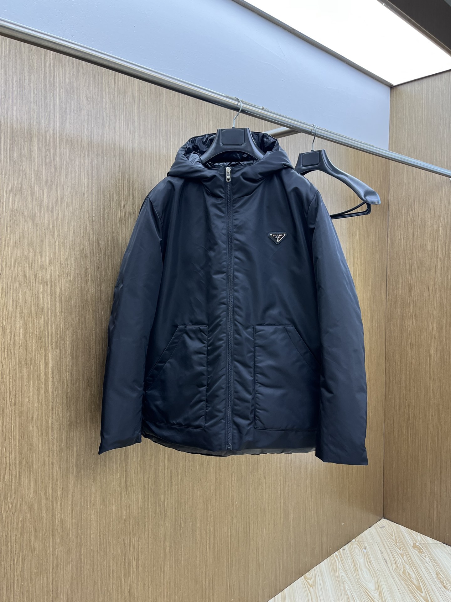 NO:606629,Autumn and winter down PD Autumn and winter new hooded down jacket. Original custom-made hardware accessories are all imported and original customization. Welcome to compare. Absolutely high quality. Use top 90 white goose down. Super soft. Full and fluffy. Super heavy lz fabric. Perfect workmanship. Note that the fabric is super comfortable. Exclusive model!  Size M-XXL,,down jacket,hats,alexander wang19860909秋冬羽绒 PD 秋冬新款连帽羽绒服 原版订制五金配件全进口原版定制 欢迎对比 绝对的高品质 采用顶级90白鹅绒 超柔软 充羽量蓬松饱满 超级重lz面料做工杠杠的版型完美 注意面料超舒服 独家款！ 尺码M-XXL,,down jacket,hats,alexander wang,Men's clothing