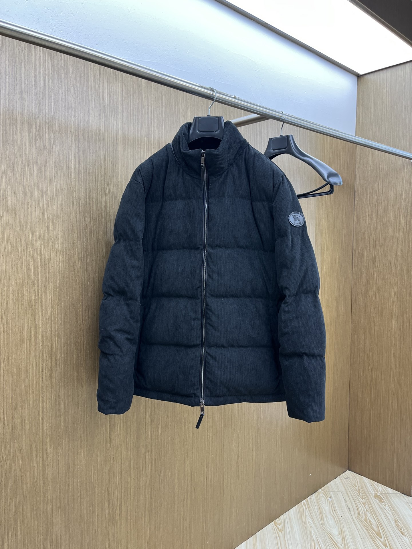 NO:606635,Autumn and winter down BBR Autumn and winter new stand-up collar down jacket. Original custom-made hardware accessories are all imported and original customization. Welcome to compare. Absolutely high quality. Use top 90 white goose down. Super soft. Filled with feathers and fluffy. Super heavy lz fabric. Perfect workmanship. Note that the fabric is super comfortable. Exclusive model!  Size M-XXL,,down jacket,alexander wang19860909秋冬羽绒 BBR 秋冬新款立领羽绒服 原版订制五金配件全进口原版定制 欢迎对比 绝对的高品质 采用顶级90白鹅绒 超柔软 充羽量蓬松饱满 超级重lz面料做工杠杠的版型完美 注意面料超舒服 独家款！ 尺码M-XXL,,down jacket,alexander wang,Men's clothing