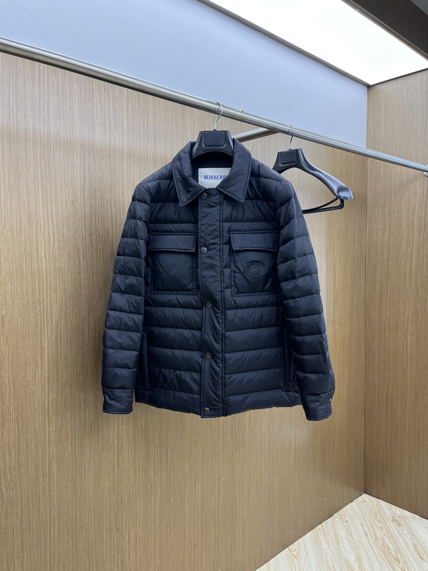 NO:606647,Autumn and winter down BBR Autumn and winter new lapel down jacket Original customized hardware accessories are all imported and original customized Welcome to compare Absolutely high quality Use top 90 white goose down Super soft Filled with fluffy and full feathers Super heavy lz fabric with perfect workmanship Note that the fabric is super comfortable Exclusive model!  Size M-XXL,,down jacket,alexander wang19860909秋冬羽绒 BBR 秋冬新款翻领羽绒服 原版订制五金配件全进口原版定制 欢迎对比 绝对的高品质 采用顶级90白鹅绒 超柔软 充羽量蓬松饱满 超级重lz面料做工杠杠的版型完美 注意面料超舒服 独家款！ 尺码M-XXL,,down jacket,alexander wang,Men's clothing