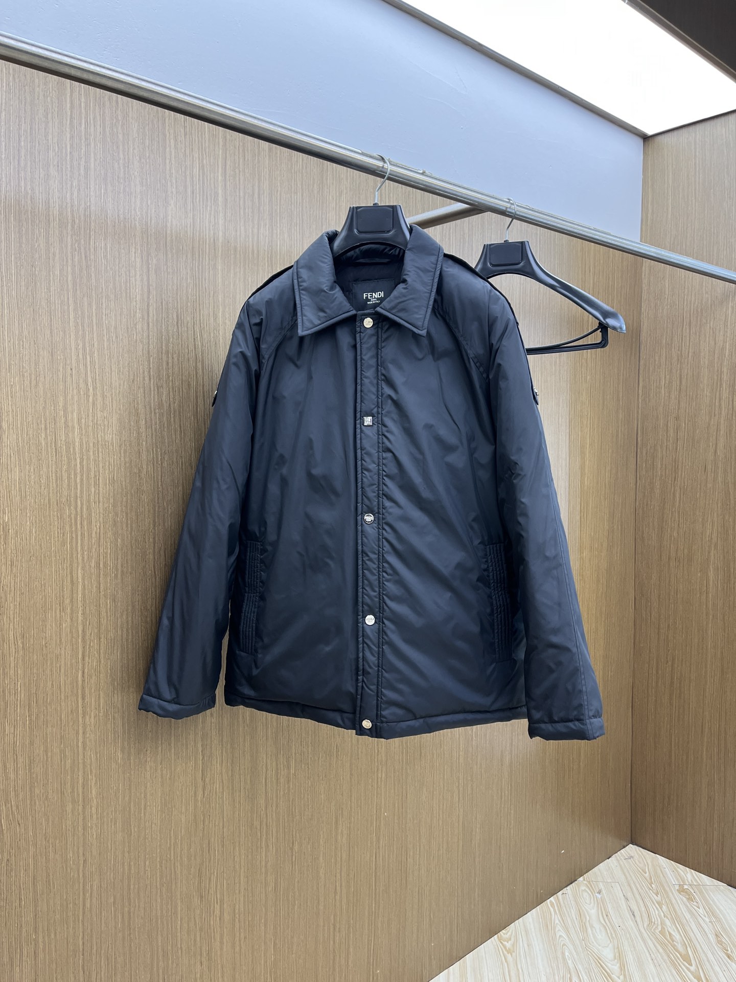 NO:606652,Autumn and winter down FD Autumn and winter new lapel down jacket. Original custom-made hardware accessories are all imported and original customization. Welcome to compare. Absolutely high quality. Use top 90 white goose down. Super soft. Filled with feathers and fluffy. Super heavy lz fabric. Perfect workmanship. Note that the fabric is super comfortable. Exclusive model!  Size M-XXL,,down jacket,alexander wang19860909秋冬羽绒 FD 秋冬新款翻领羽绒服 原版订制五金配件全进口原版定制 欢迎对比 绝对的高品质 采用顶级90白鹅绒 超柔软 充羽量蓬松饱满 超级重lz面料做工杠杠的版型完美 注意面料超舒服 独家款！ 尺码M-XXL,,down jacket,alexander wang,Men's clothing