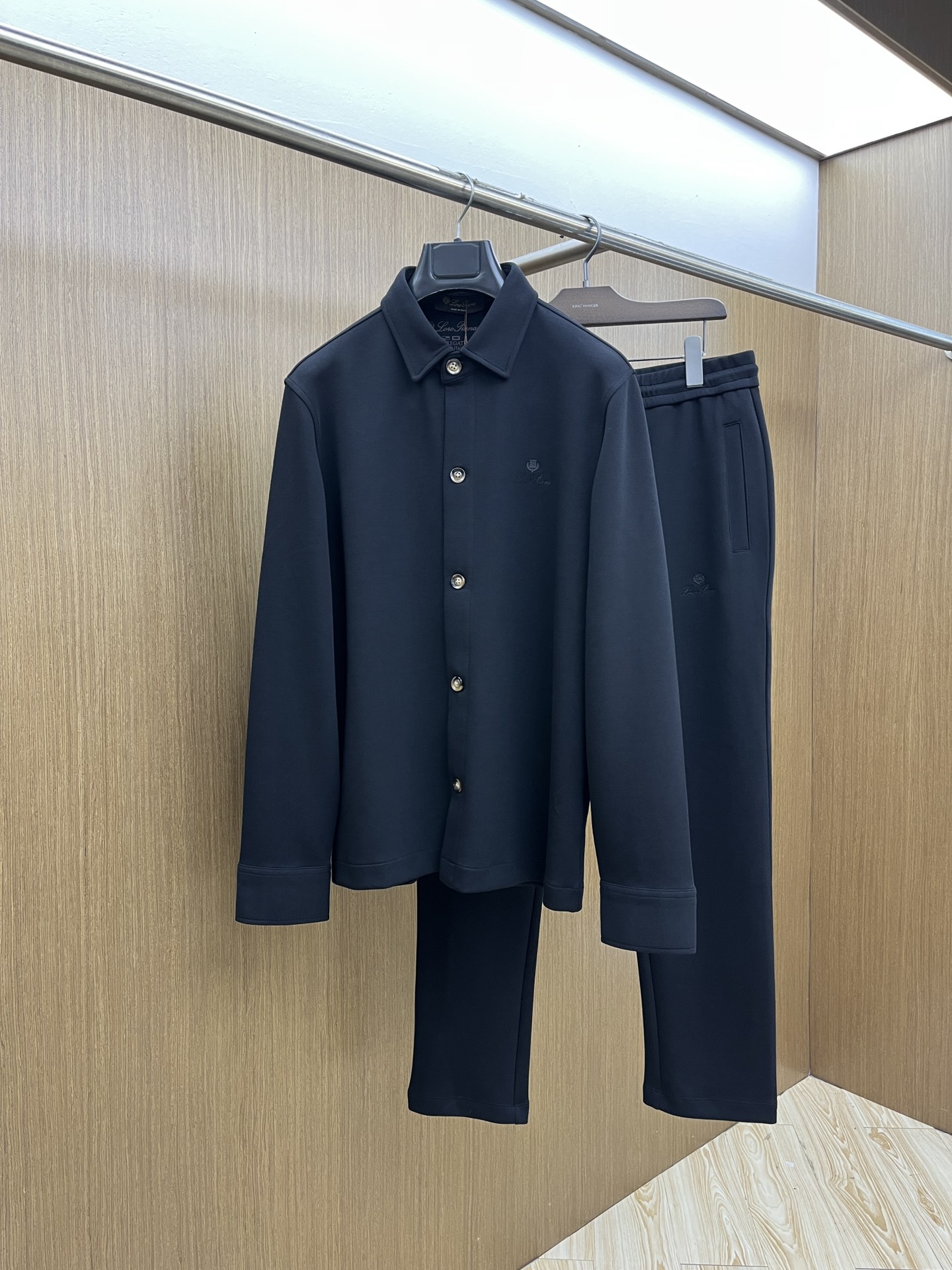 NO:609175,Autumn and winter/set LP Autumn and winter men's suits, the latest trade orders in full condition!  !  Internet celebrity model!  The upper body is comfortable and breathable, not stiff, and the overall body has a rich three-dimensional sense. Quality export order, customized exclusive pure cotton fabric tailoring, to meet the simple needs of commuters for clothing. The upper body effect is very good, slimming, not picky about the figure. The fabric workmanship... is impeccable, jnb has good craftsmanship and good fabrics to wear a good taste, a must-have item for everyone!  Size M-4XL,,loro piana,alexander wang19860909秋冬/套 LP 秋冬男士套装,最新的贸易订单全品相！！网红款！上身舒适透气,不僵硬,整体有着丰富的立体感,品质出口订单,定制专属纯棉面料剪裁,满足通勤人们对于着装的简约需求,上身效果很好,显瘦,不挑剔身材.面料做工....无可挑剔,jnb好工艺好面料才能穿出好品味一款,人手必备单品！尺码M-4XL,,loro piana,alexander wang,Men's clothing