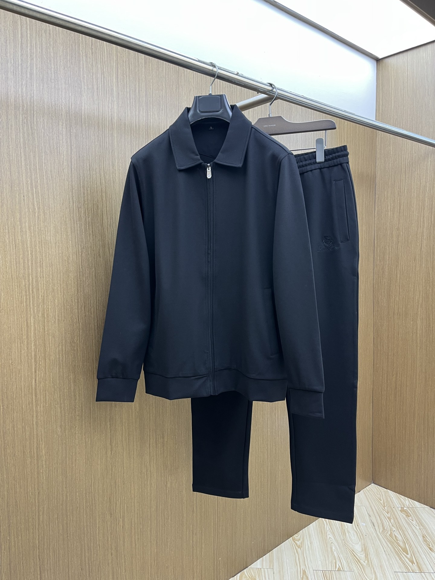 NO:609180,Autumn and winter/set LP autumn and winter men's suits, the latest trade orders in full condition!  !  Internet celebrity model!  The upper body is comfortable and breathable, not stiff, and the overall body has a rich three-dimensional sense. Quality export order, customized exclusive pure cotton fabric tailoring, to meet the simple needs of commuters for clothing. The upper body effect is very good, slimming, not picky about the figure. The fabric workmanship... is impeccable, jnb has good craftsmanship and good fabrics to wear a good taste, a must-have item for everyone!  Size M-4XL,,loro piana,alexander wang19860909秋冬/套 LP秋冬男士套装,最新的贸易订单全品相！！网红款！上身舒适透气,不僵硬,整体有着丰富的立体感,品质出口订单,定制专属纯棉面料剪裁,满足通勤人们对于着装的简约需求,上身效果很好,显瘦,不挑剔身材.面料做工....无可挑剔,jnb好工艺好面料才能穿出好品味一款,人手必备单品！尺码M-4XL,,loro piana,alexander wang,Men's clothing