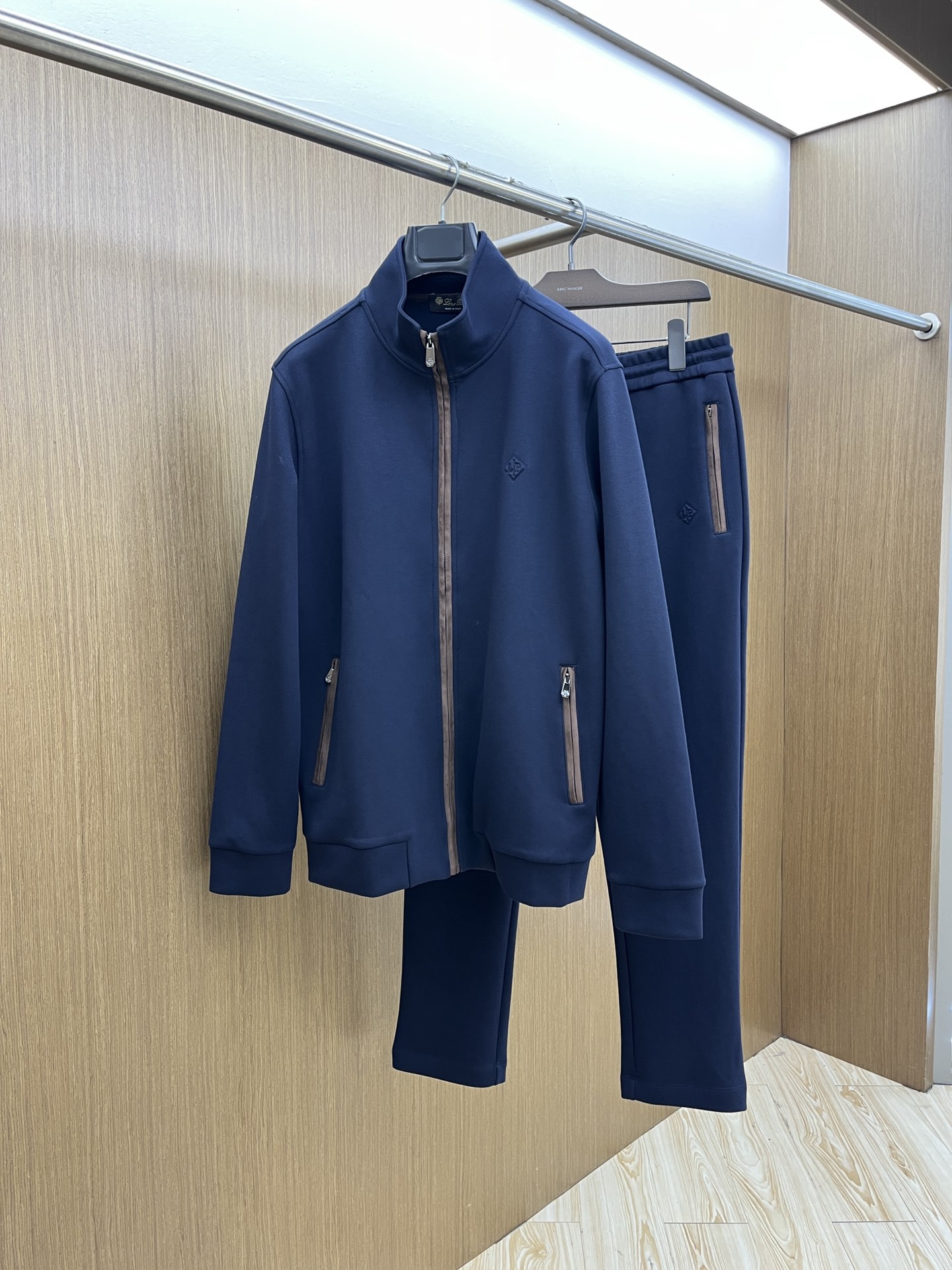 NO:609262,Autumn and winter/set LP Autumn and winter men's suits, the latest trade orders in full condition!  !  Internet celebrity model!  The upper body is comfortable and breathable, not stiff, and the overall body has a rich three-dimensional sense. Quality export order, customized exclusive pure cotton fabric tailoring, to meet the simple needs of commuters for clothing. The upper body effect is very good, slimming, not picky about the figure. The fabric workmanship... is impeccable, jnb has good craftsmanship and good fabrics to wear a good taste, a must-have item for everyone!  Size M-4XL,,loro piana,alexander wang19860909秋冬/套 LP 秋冬男士套装,最新的贸易订单全品相！！网红款！上身舒适透气,不僵硬,整体有着丰富的立体感,品质出口订单,定制专属纯棉面料剪裁,满足通勤人们对于着装的简约需求,上身效果很好,显瘦,不挑剔身材.面料做工....无可挑剔,jnb好工艺好面料才能穿出好品味一款,人手必备单品！尺码M-4XL,,loro piana,alexander wang,Men's clothing