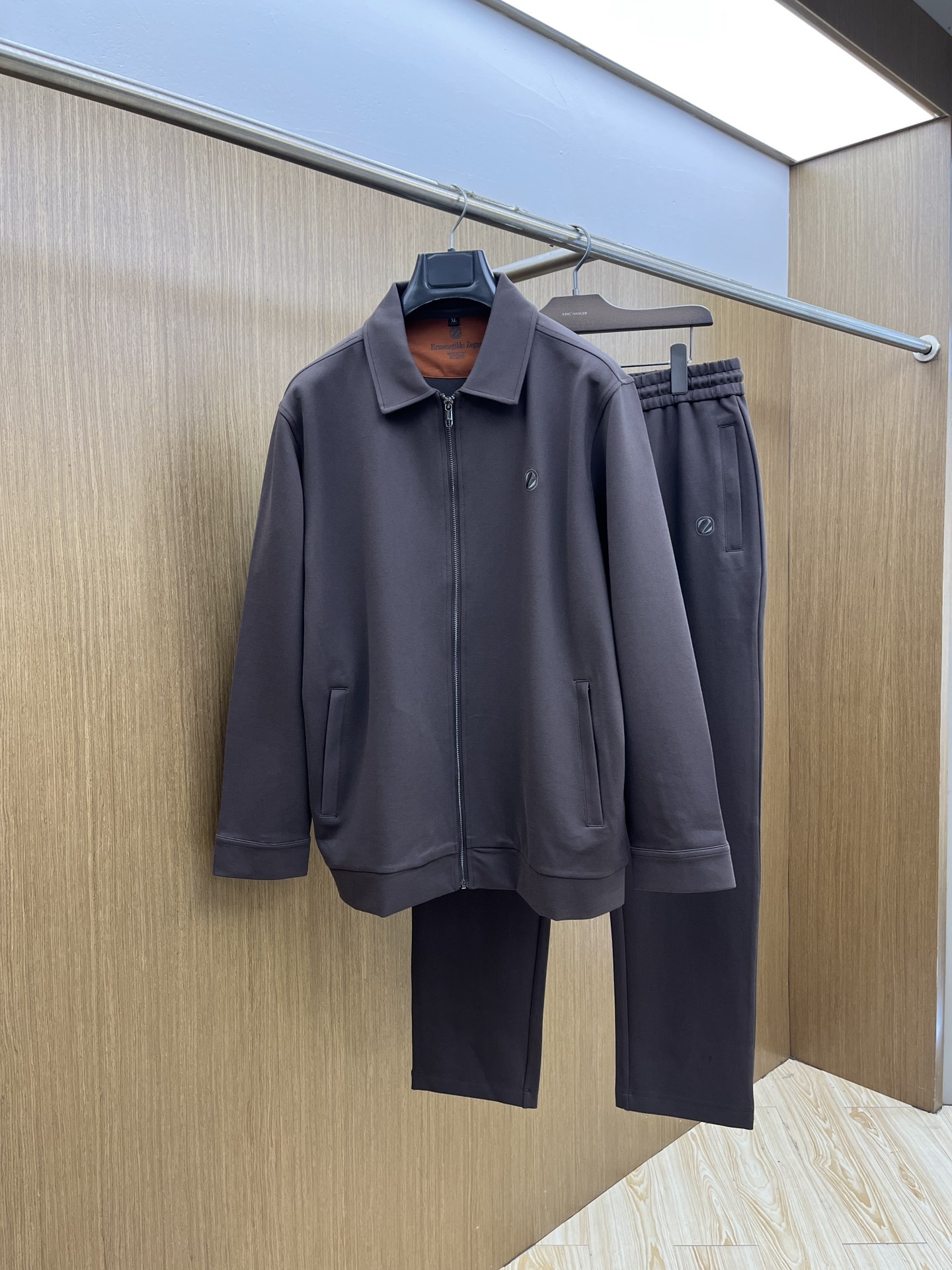 NO:609264,Autumn and winter/set ZZ autumn and winter men's suits, the latest trade orders in full condition!  !  Internet celebrity model!  The upper body is comfortable and breathable, not stiff, and the overall body has a rich three-dimensional sense. Quality export order, customized exclusive pure cotton fabric tailoring, to meet the simple needs of commuters for clothing. The upper body effect is very good, slimming, not picky about the figure. The fabric workmanship... is impeccable, jnb has good craftsmanship and good fabrics to wear a good taste, a must-have item for everyone!  Size M-4XL,,alexander wang19860909秋冬/套 ZZ 秋冬男士套装,最新的贸易订单全品相！！网红款！上身舒适透气,不僵硬,整体有着丰富的立体感,品质出口订单,定制专属纯棉面料剪裁,满足通勤人们对于着装的简约需求,上身效果很好,显瘦,不挑剔身材.面料做工....无可挑剔,jnb好工艺好面料才能穿出好品味一款,人手必备单品！尺码M-4XL,,alexander wang,Men's clothing