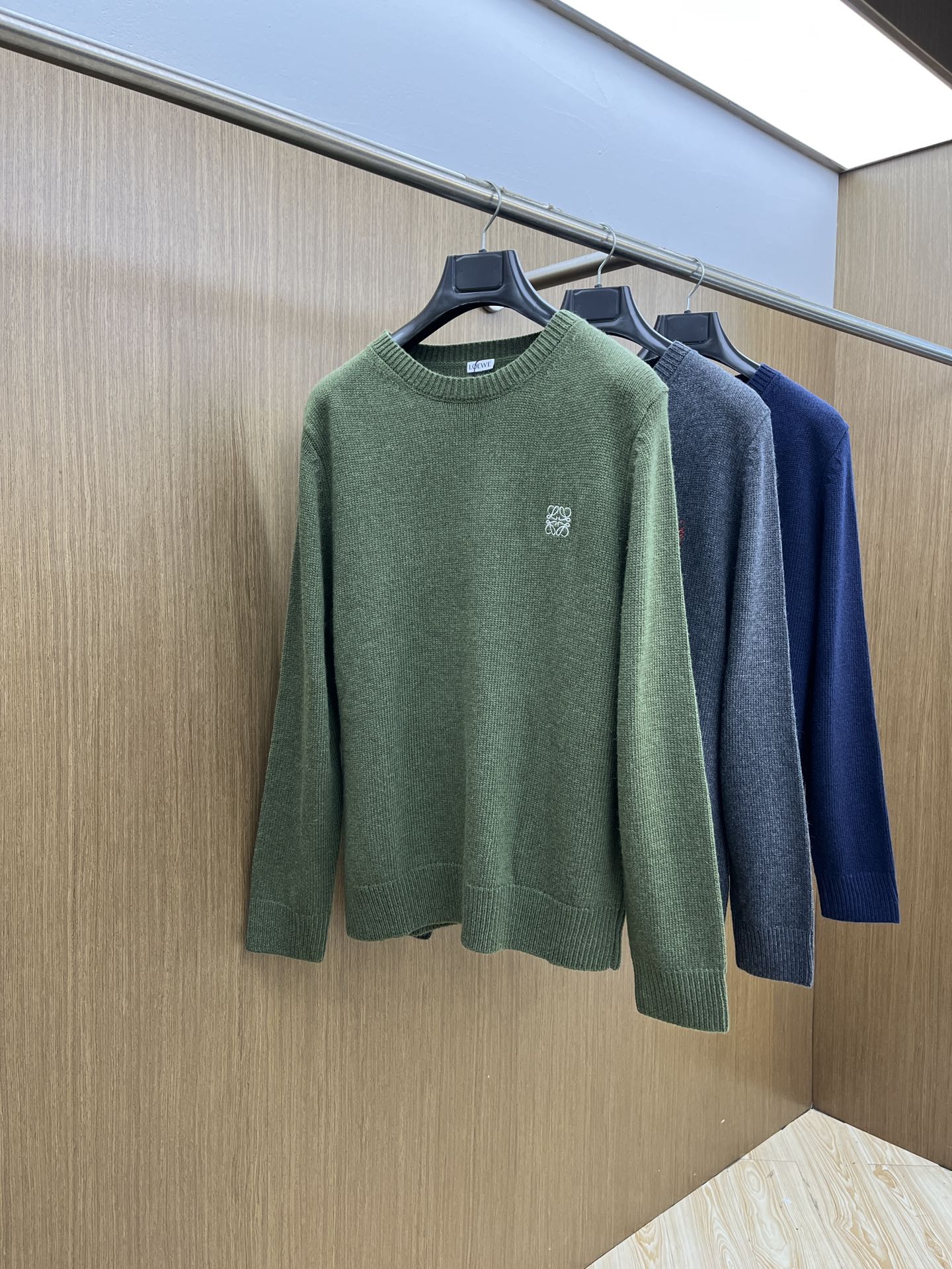 NO:609166,Autumn and winter Loe FWloewe small logo embroidered wool round neck knitted sweater. This turtleneck sweater is made of lightweight wool plain fabric. The knitted style shows a slim fit!  Fabric Wool (this cashmere sweater is made from wool fabric, 3% polyamide, 1% elastane wt SizeM-2XL Please state your height and weight when placing an order, loewe, sweaters, alexander wang19860909秋冬 Loe FWloewe 小标刺绣羊毛圆领针织毛衣 此款高领针织衫,选用轻盈羊毛平织面料打造.针织款式,呈现修身版型！面料羊毛（此款羊绒毛衣改羊毛面料,3％聚酰胺,1％弹性纤维wt SizeM-2XL 下单请报身高体重,,loewe,sweaters,alexander wang,Men's clothing