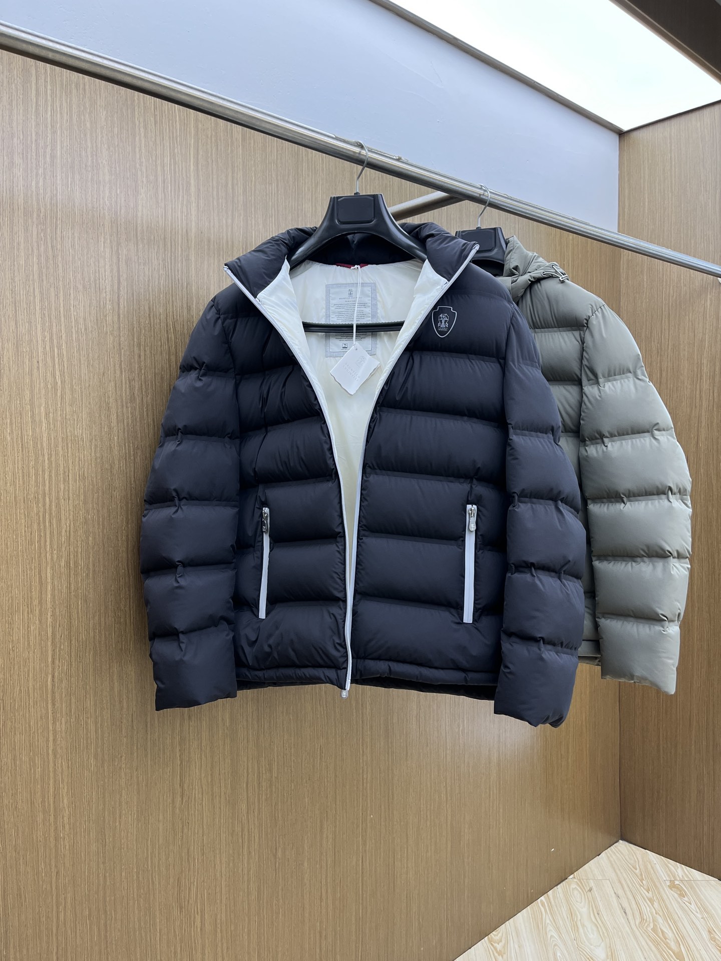 秋冬羽绒 Brunello Cucinelli25秋冬款立领羽绒外套 BC这款外套采用高品质羽绒填充工艺