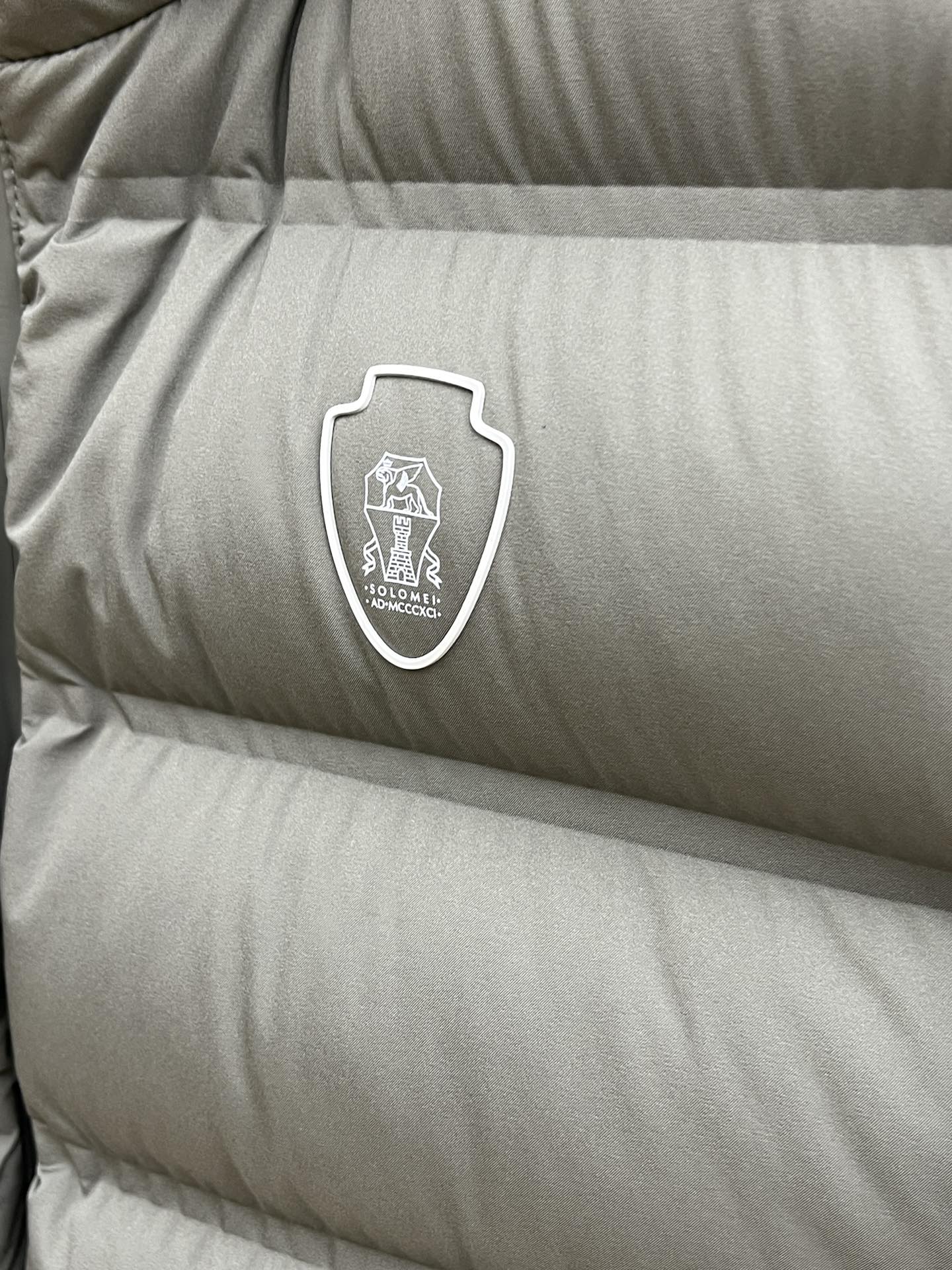 秋冬羽绒 Brunello Cucinelli25秋冬款立领羽绒外套 BC这款外套采用高品质羽绒填充工艺