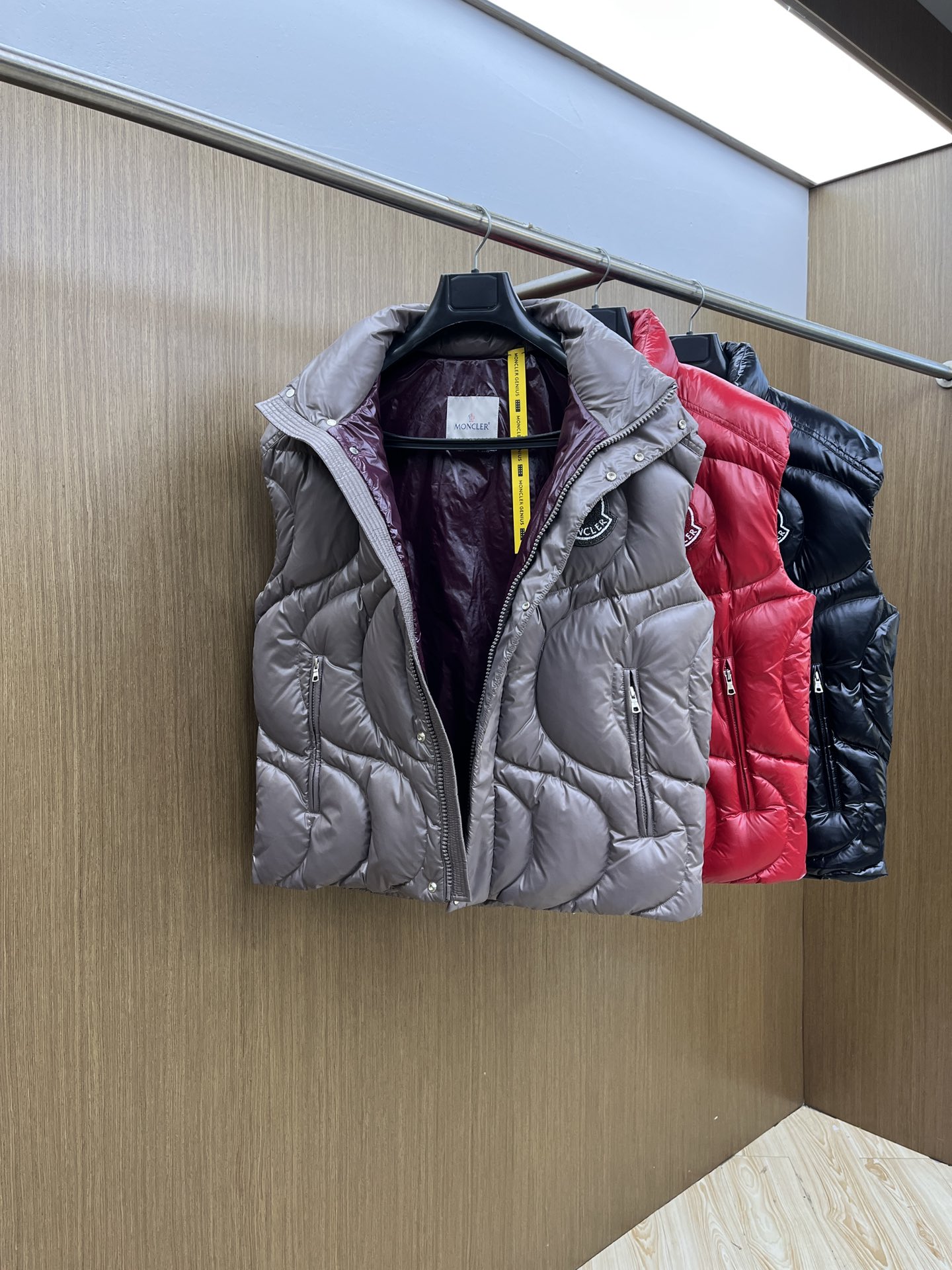 秋冬羽绒 Mon 🔥🔥最新款时尚休闲羽绒外套马甲立领，冬季顶级轻奢羽绒服，胸前经典LOGO刺绣爆款羽绒服