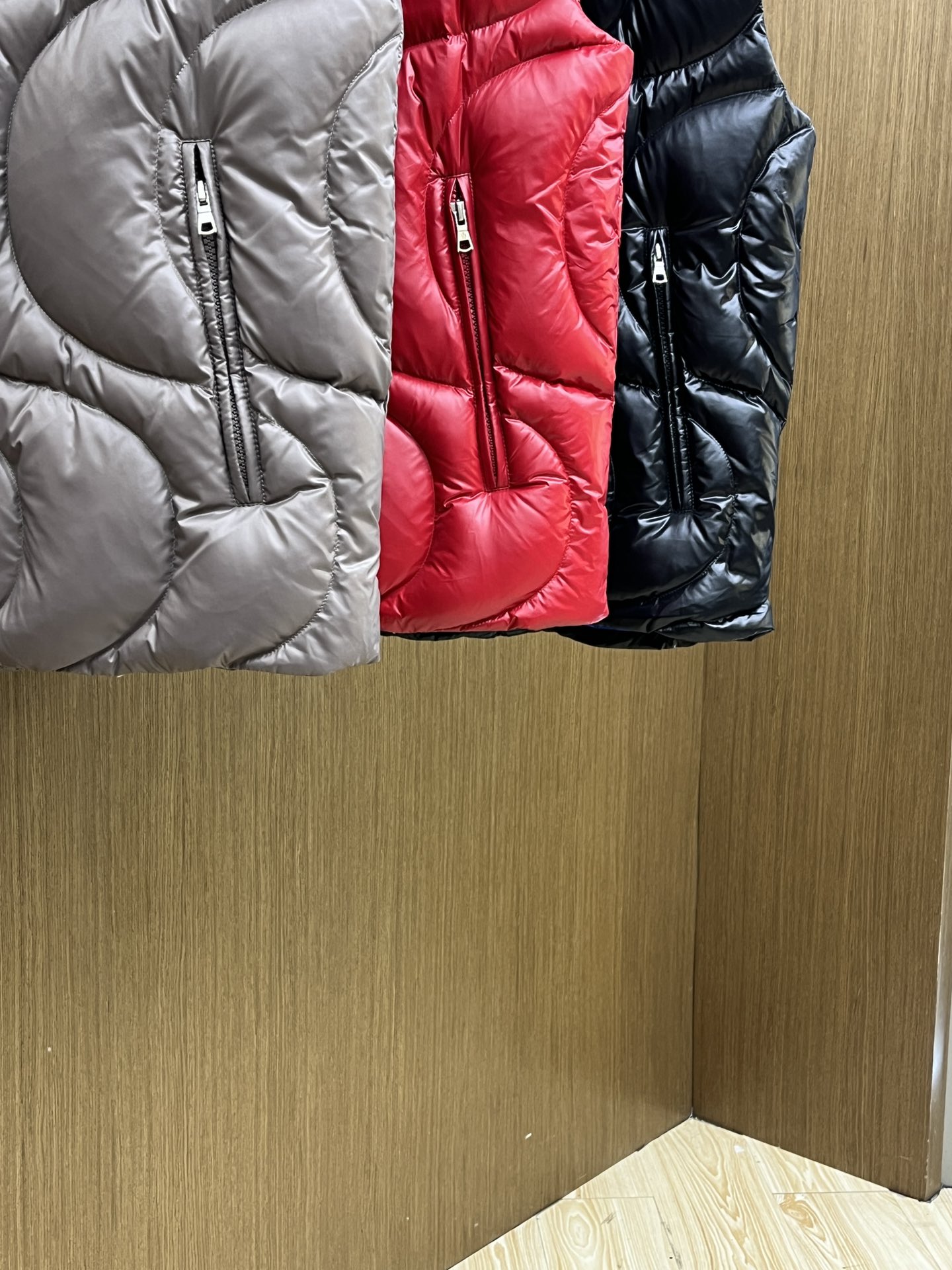 秋冬羽绒 Mon 🔥🔥最新款时尚休闲羽绒外套马甲立领，冬季顶级轻奢羽绒服，胸前经典LOGO刺绣爆款羽绒服