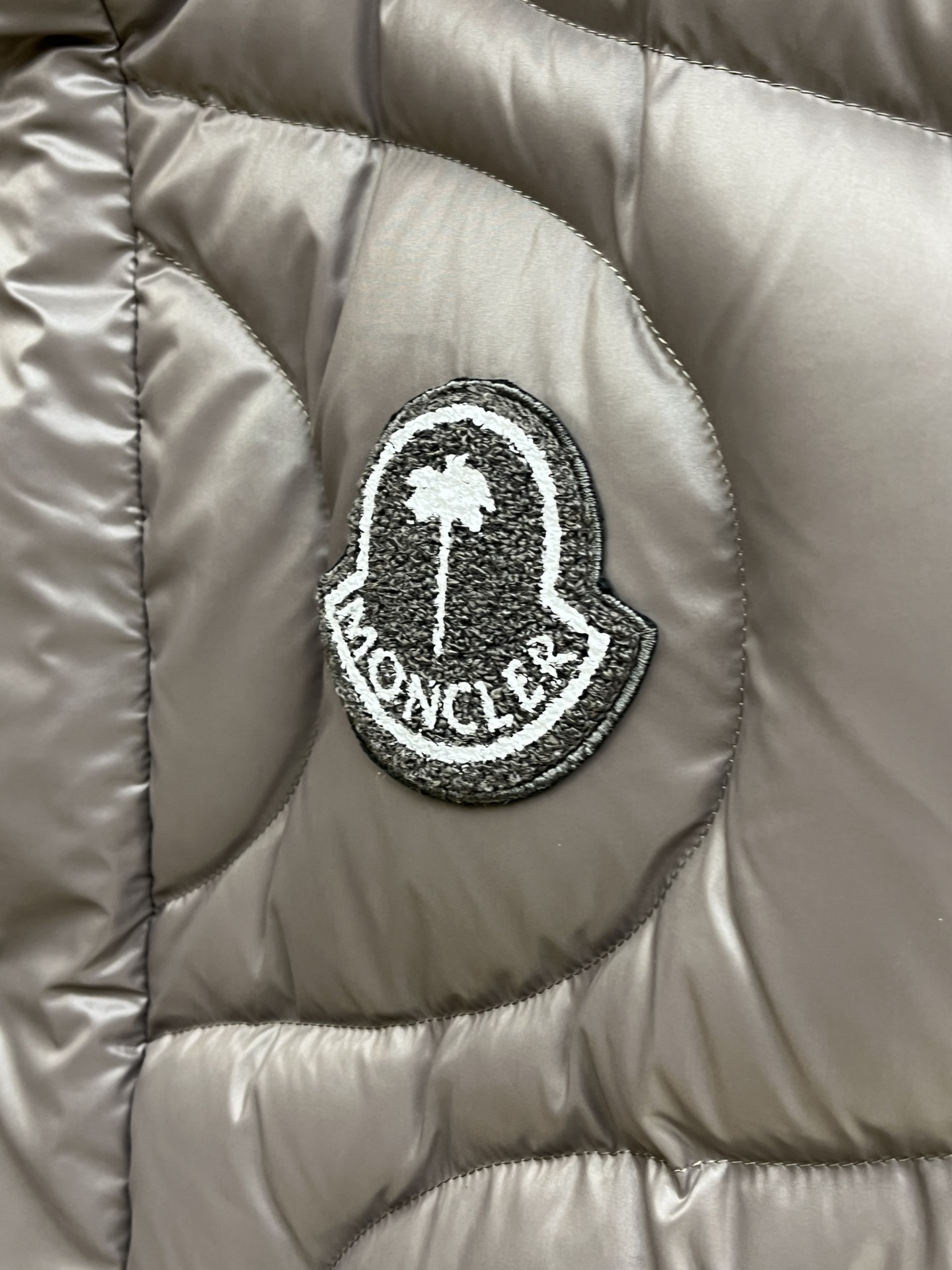 秋冬羽绒 Mon 🔥🔥最新款时尚休闲羽绒外套马甲立领，冬季顶级轻奢羽绒服，胸前经典LOGO刺绣爆款羽绒服