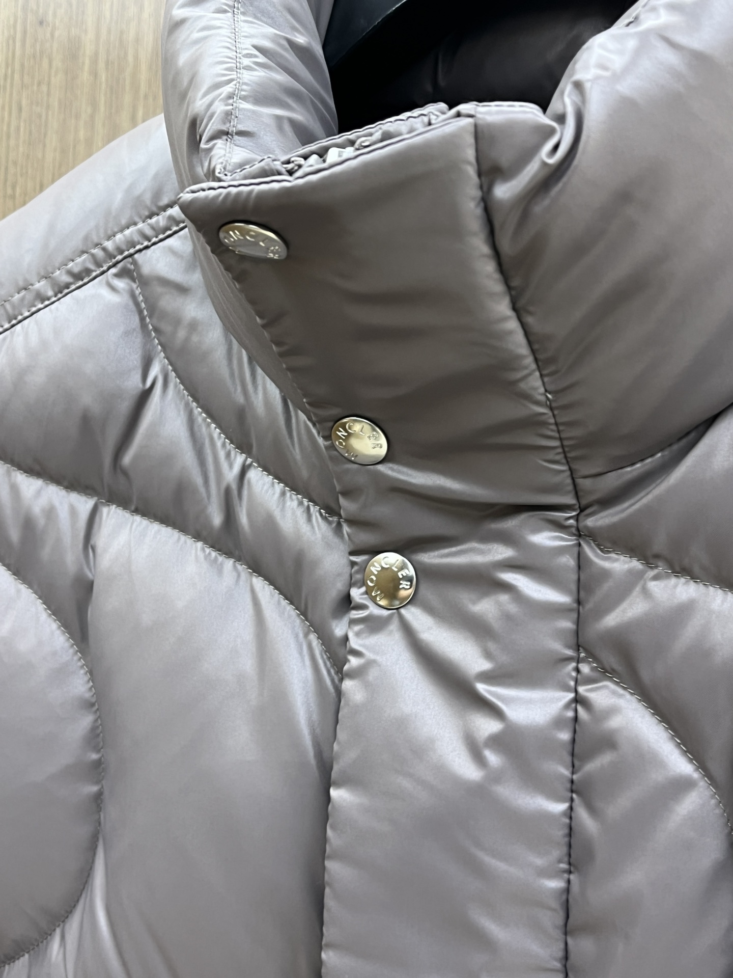 秋冬羽绒 Mon 🔥🔥最新款时尚休闲羽绒外套马甲立领，冬季顶级轻奢羽绒服，胸前经典LOGO刺绣爆款羽绒服