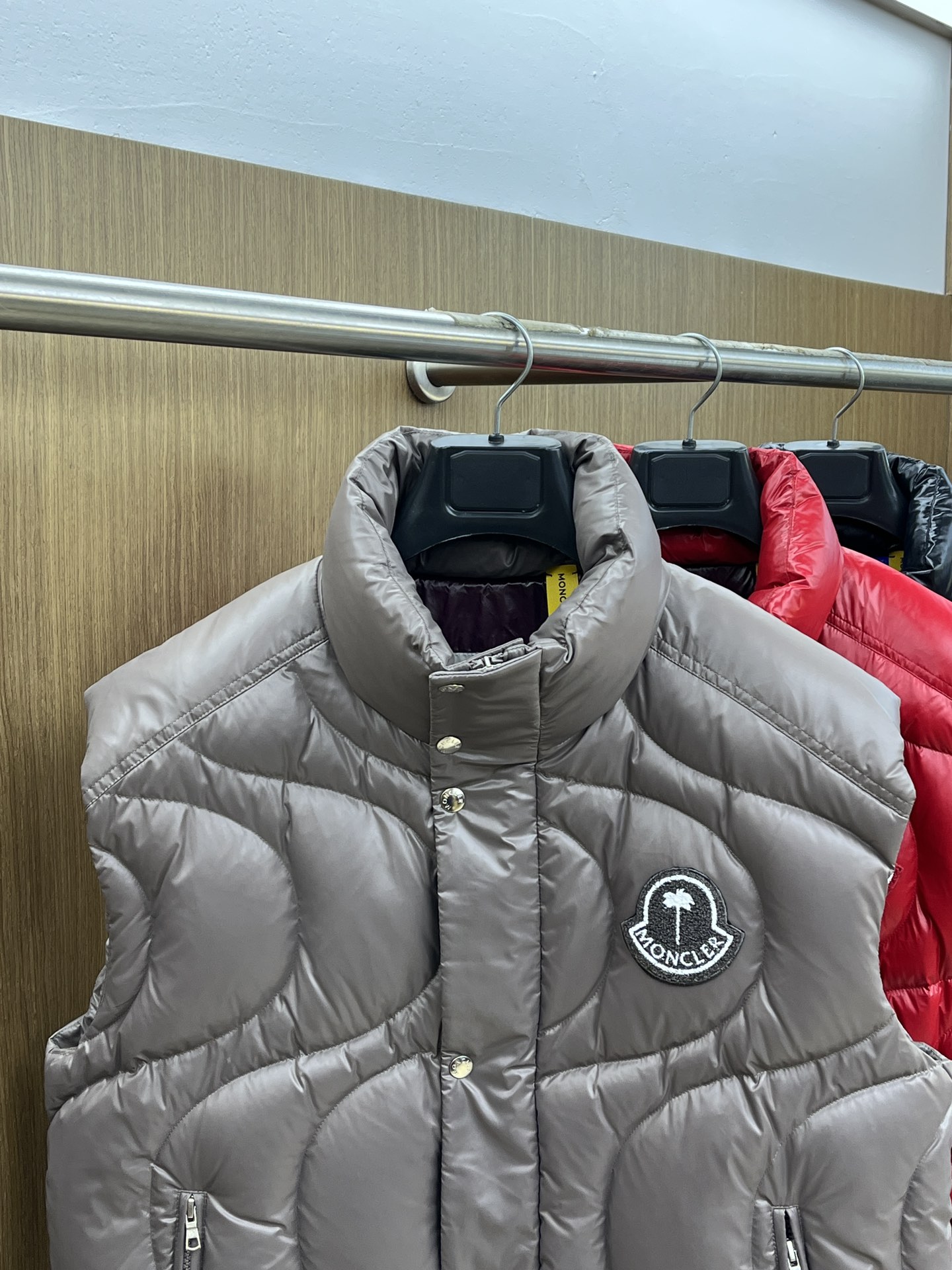 秋冬羽绒 Mon 🔥🔥最新款时尚休闲羽绒外套马甲立领，冬季顶级轻奢羽绒服，胸前经典LOGO刺绣爆款羽绒服